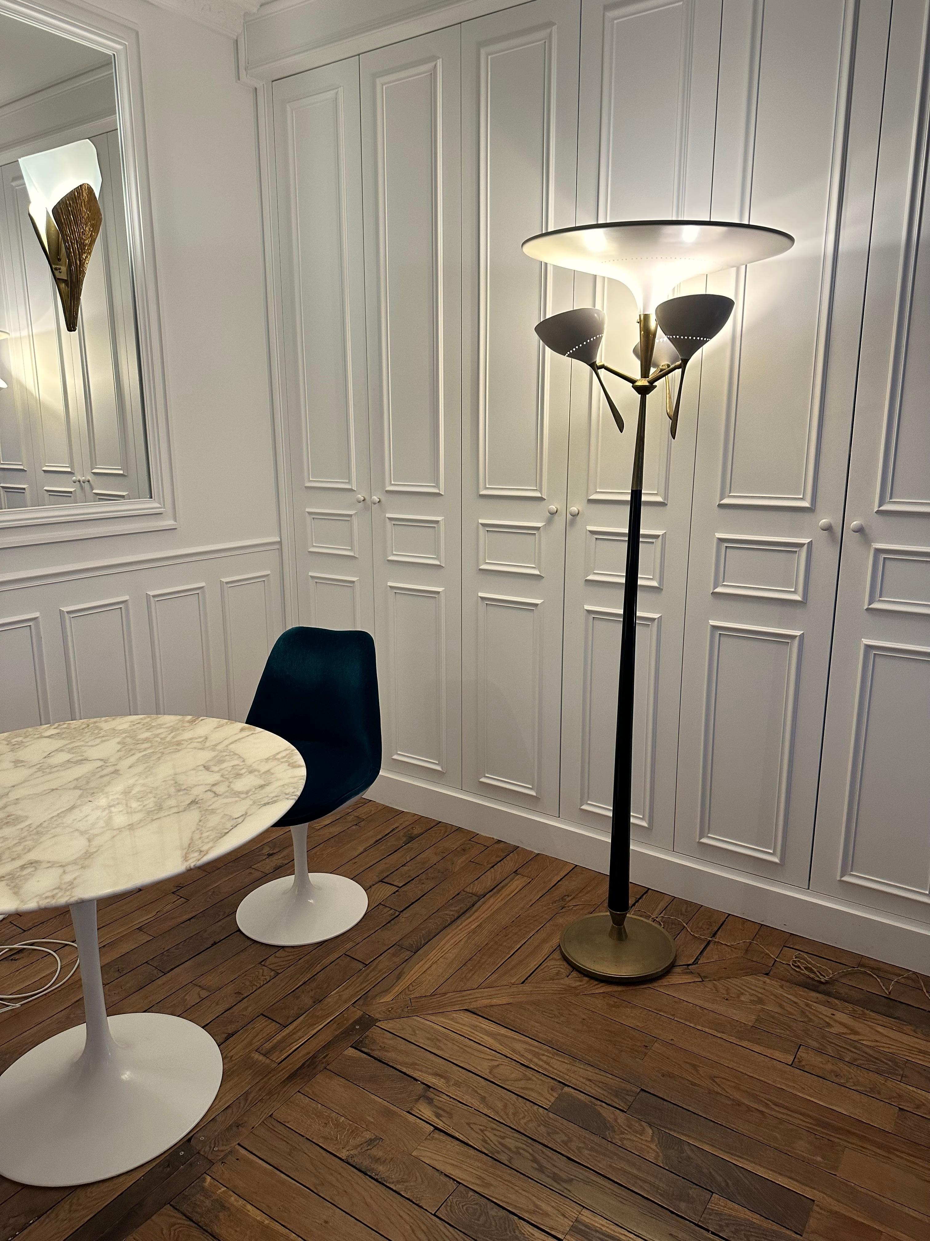 Italian Mid-Century Modern Metal and Brass Floor Lamp by Lumen, 1950s In Good Condition For Sale In SAINT-OUEN, FR