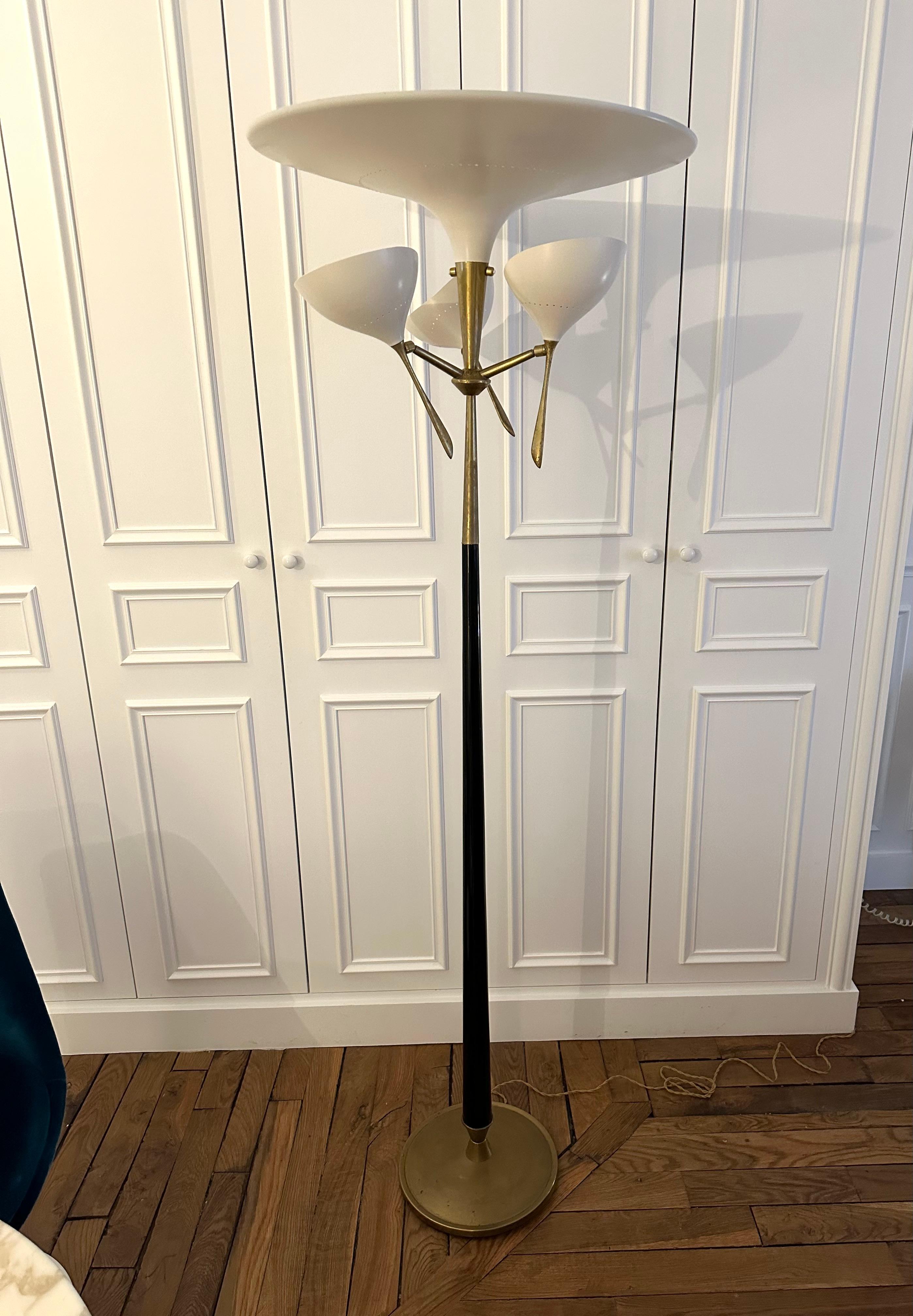 Mid-20th Century Italian Mid-Century Modern Metal and Brass Floor Lamp by Lumen, 1950s For Sale