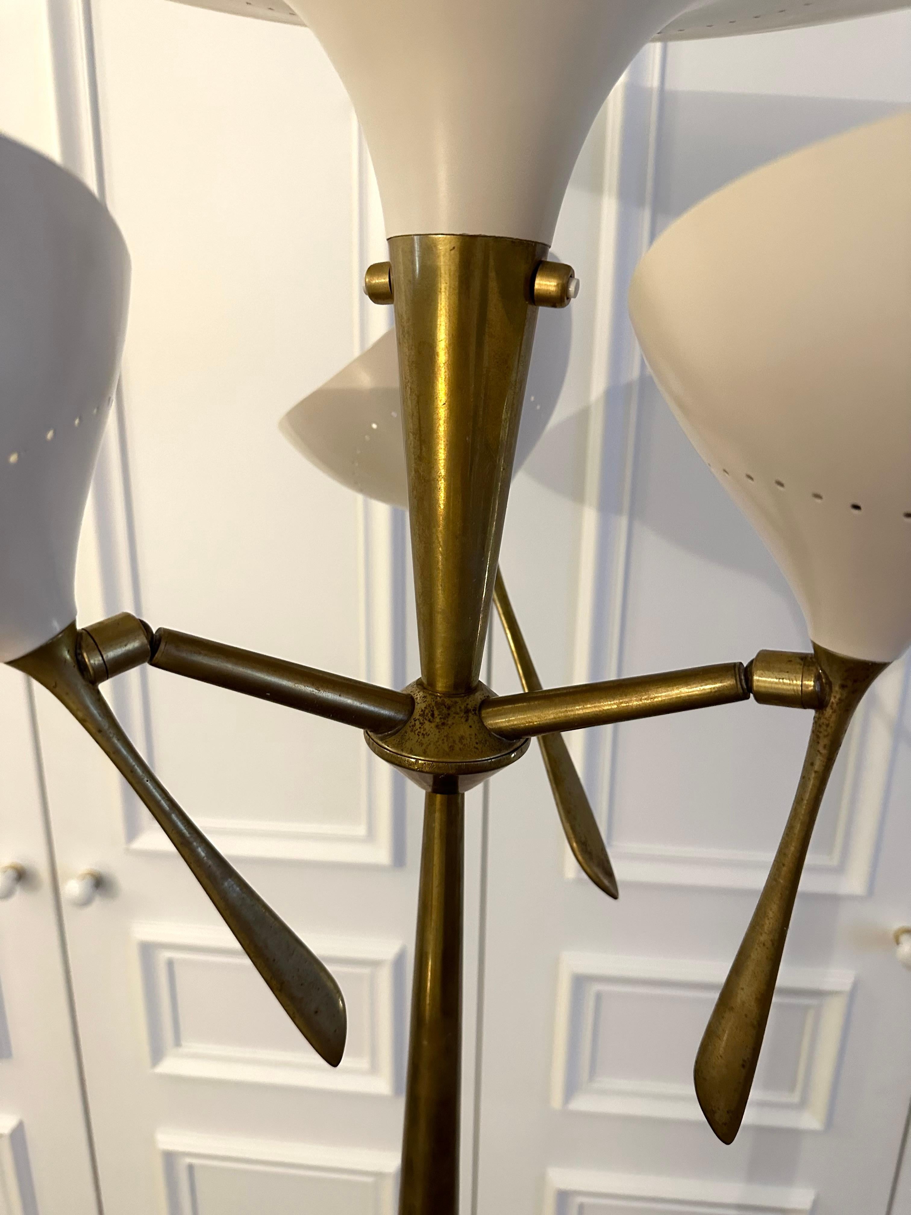 Italian Mid-Century Modern Metal and Brass Floor Lamp by Lumen, 1950s For Sale 1