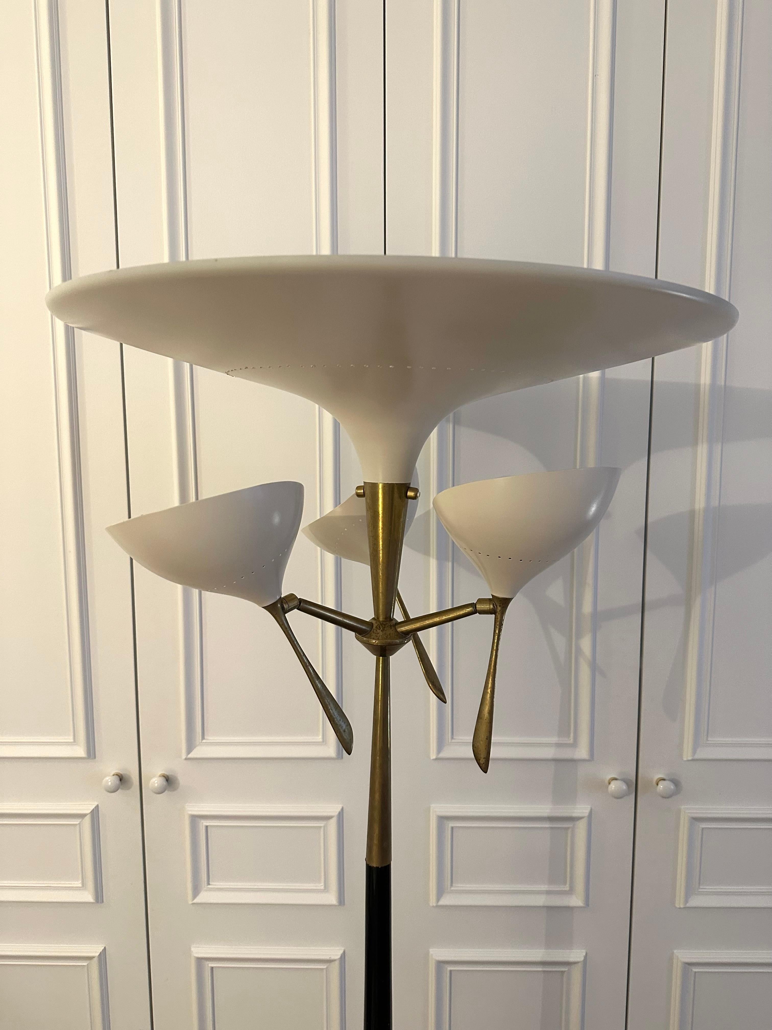 Italian Mid-Century Modern Metal and Brass Floor Lamp by Lumen, 1950s For Sale 3