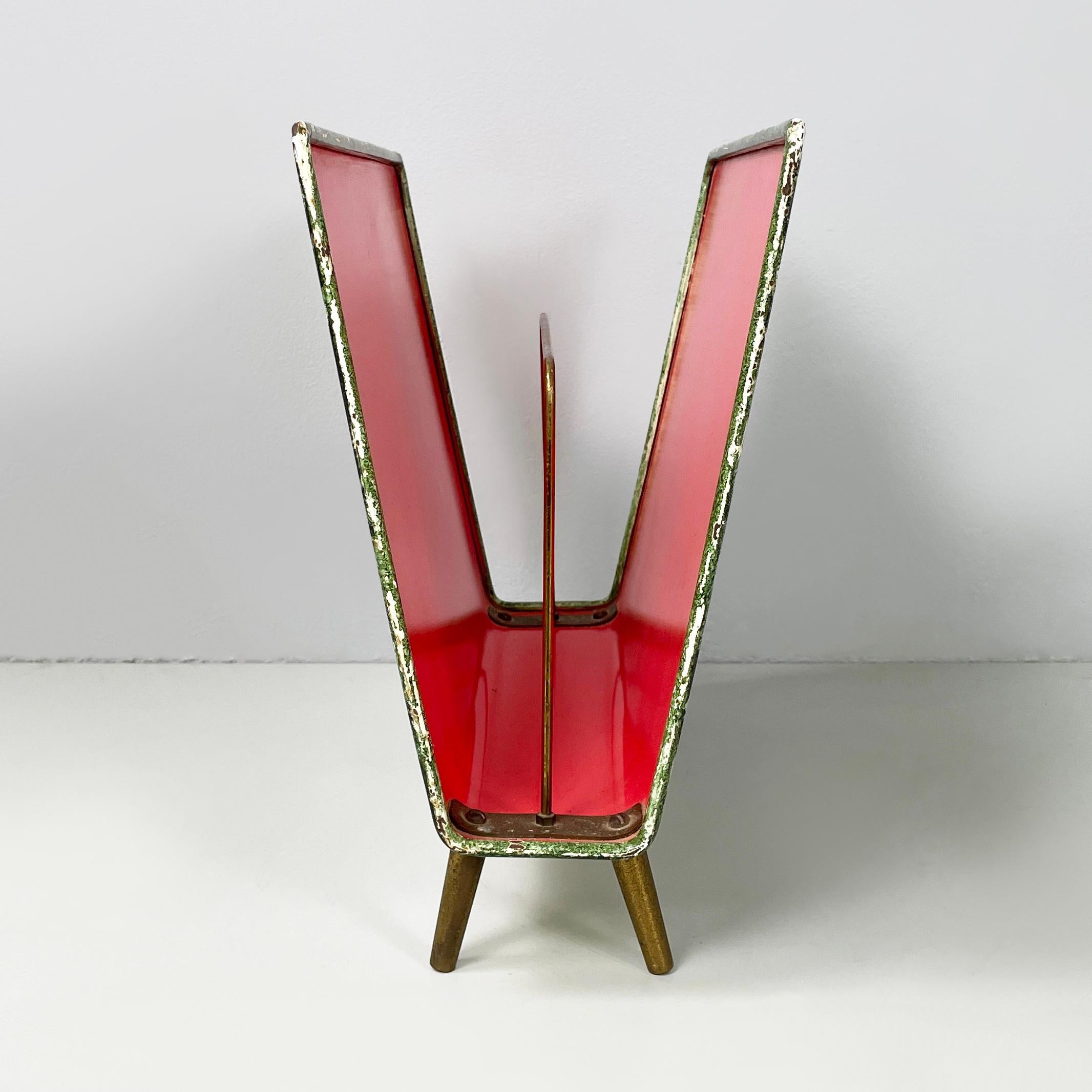 Italian mid-century modern Metal and brass magazine rack by Fornasetti, 1960s
Vintage and fantastic magazine rack with rectangular base in metal and brass. The structure is made of sheet metal: on the external part it has a print depicting a