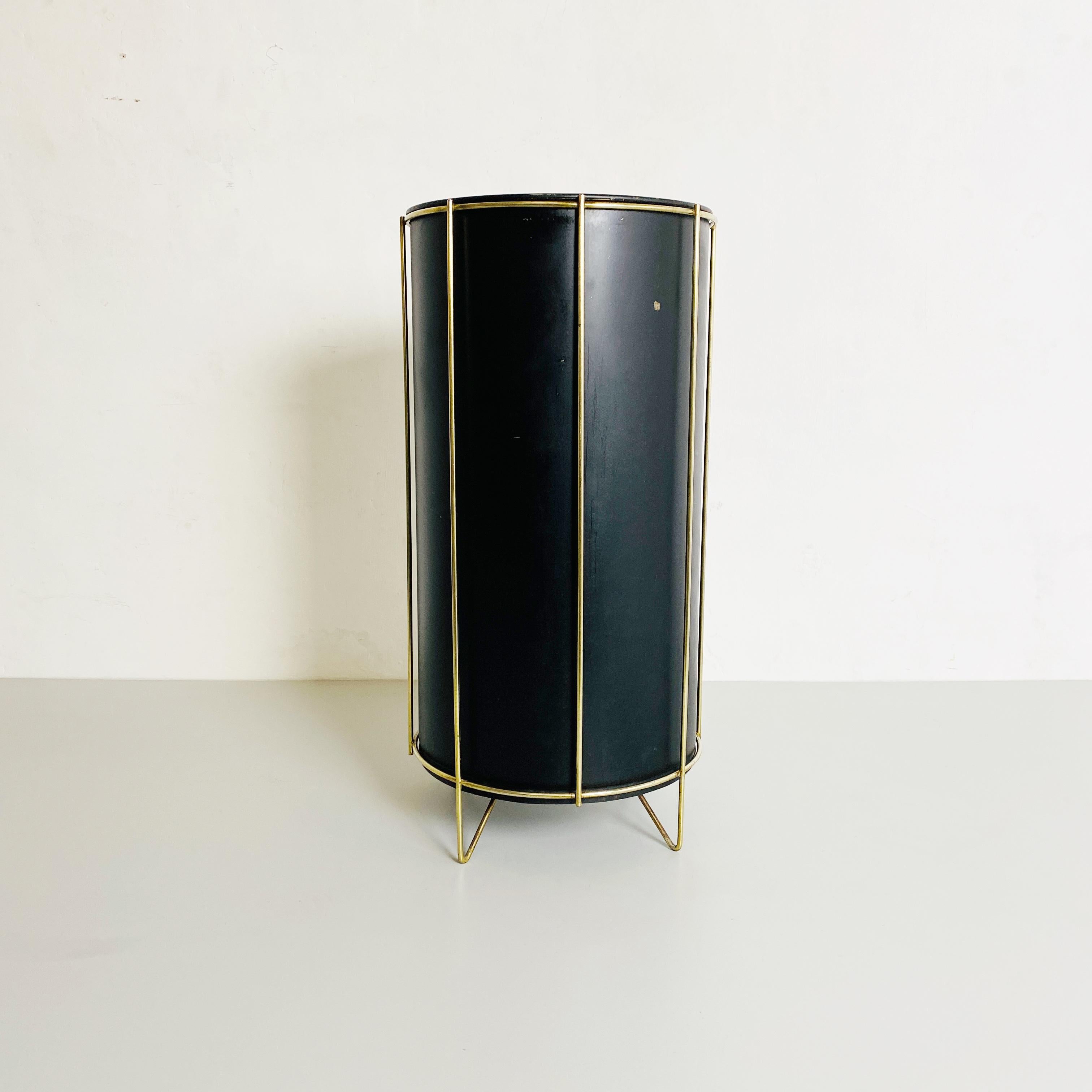 Metal and brass umbrella stand, from the 1950s.
Beautifull and very particular and rare, umbrella stand with black metal container and external structure in solid brass supports.
Tipical of the important house of the 1950s period 

Good condition,
