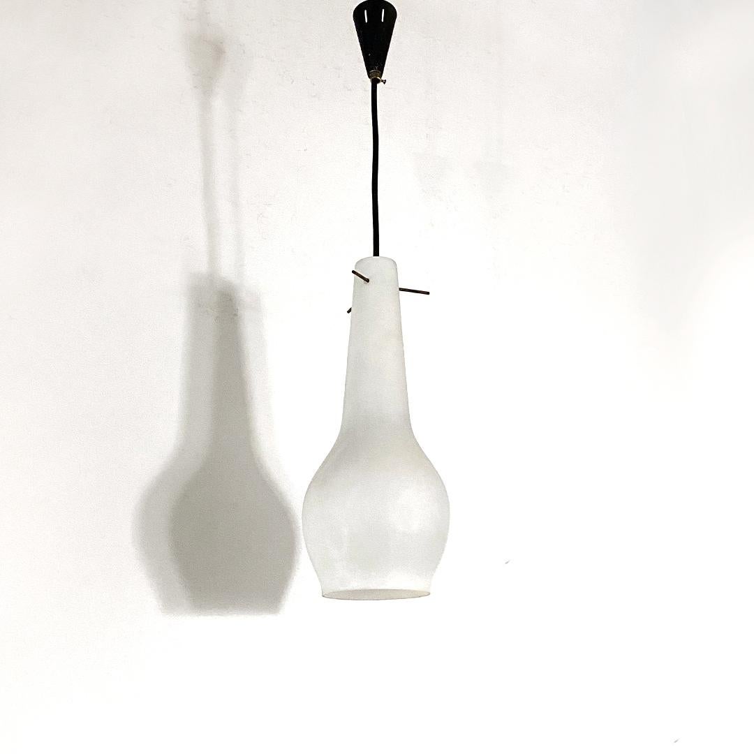 Italian Mid-Century Modern metal and opaline glass chandelier, 1960s
Chandelier with metal structure and white opal glass lampshade hooked thanks to three rods and bulb holder always in metal.
1960s
Good conditions.
Measurements in cm 16 x 130 H.