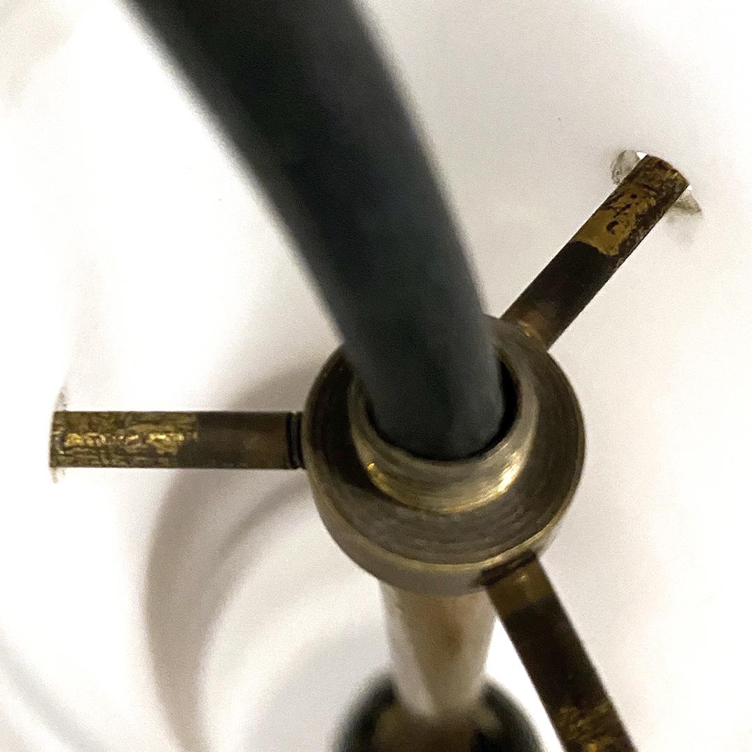 Italienischer Mid-Century-Modern-Kronleuchter aus Metall und Opalglas, 1960er Jahre (Mitte des 20. Jahrhunderts) im Angebot