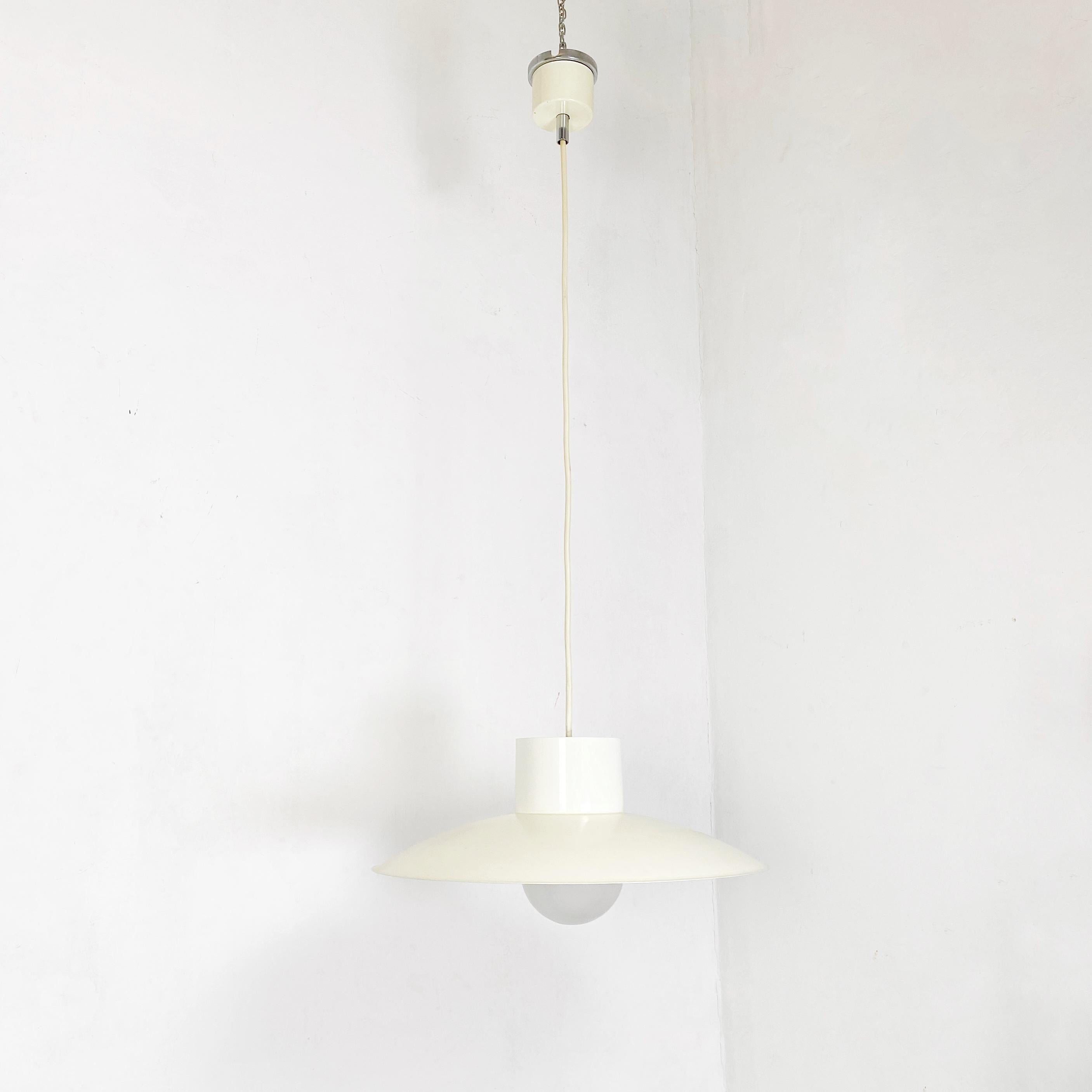 Italian Mid-Century Modern metal chandelier by Franco Mirenzi for Sirrah, 1970s
White enamelled metal chandelier with oplaine glass lampshade. Designed by Franco Mirenzi for Sirrah in the 1970s.

Good conditions.

Measures in cm 55 D x 125 H.