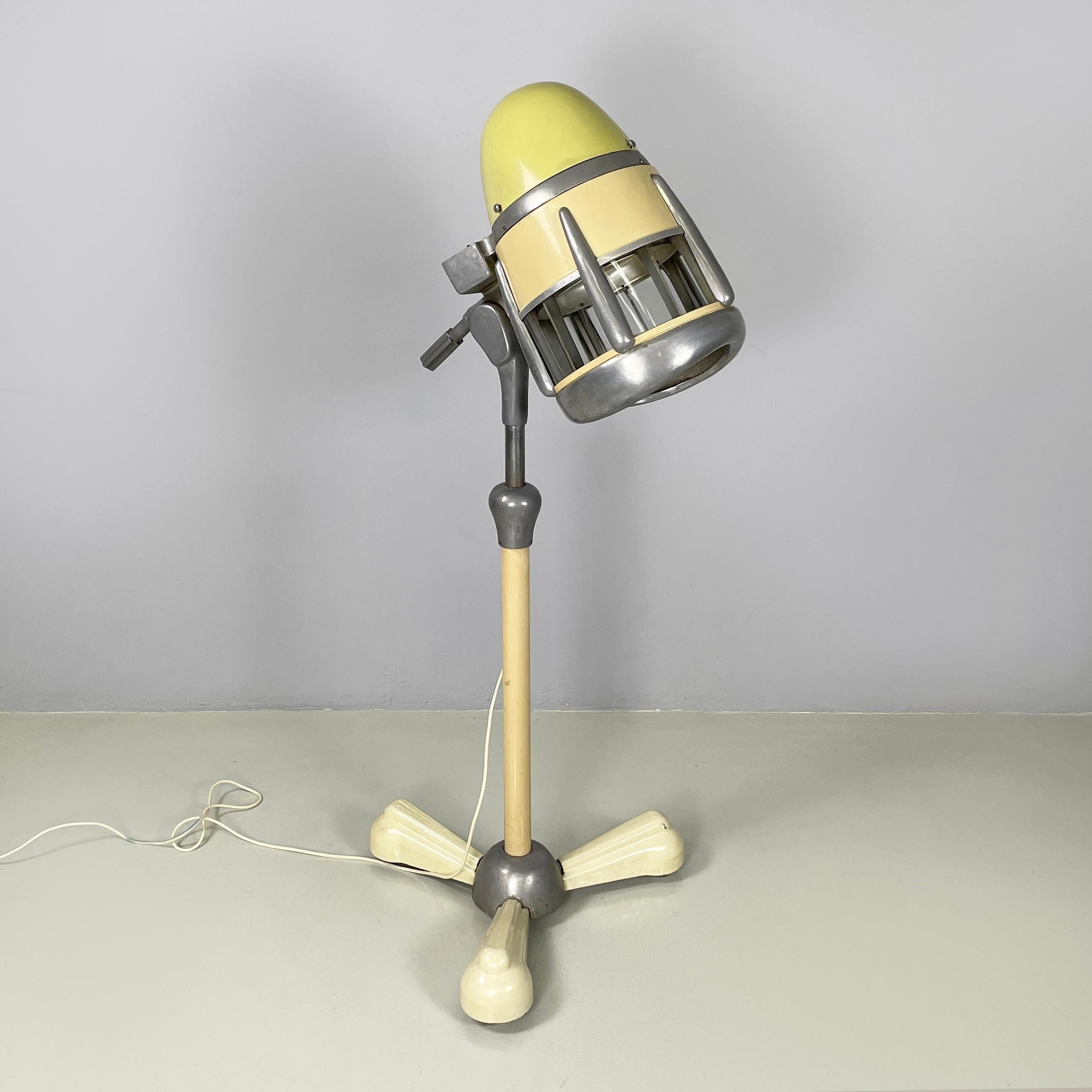 Casco da parrucchiere italiano di metà secolo in metallo, anni '50
Casco da parrucchiere da terra in metallo. Il casco a forma di cupola presenta inserti in metallo verniciato giallo, plastica trasparente e metallo. Sul retro ha una maniglia per