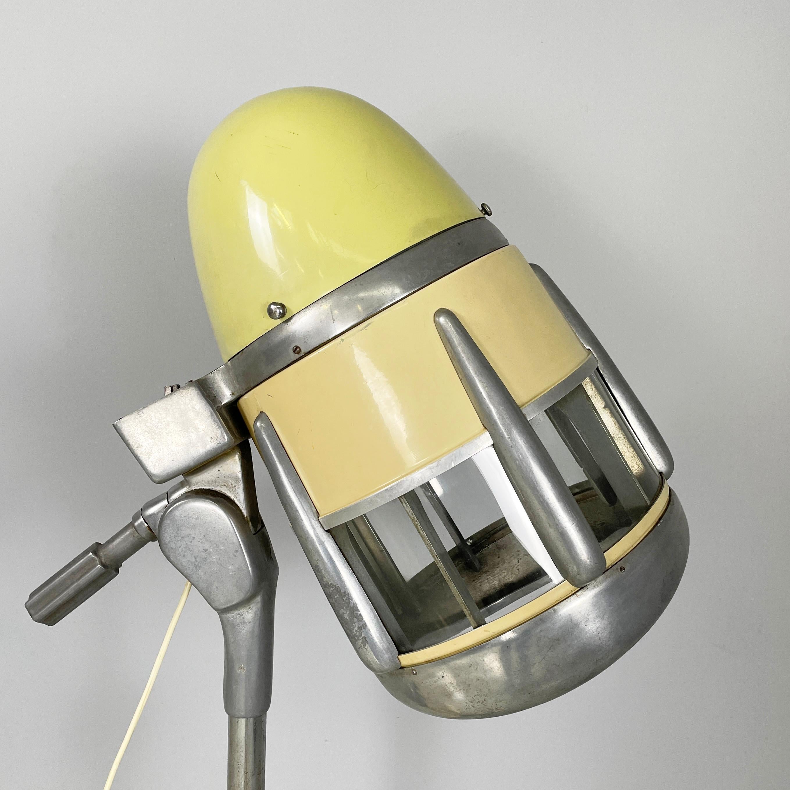 Casco da parrucchiere italiano di metà secolo in metallo, anni '50 In condizioni discrete in vendita a MIlano, IT
