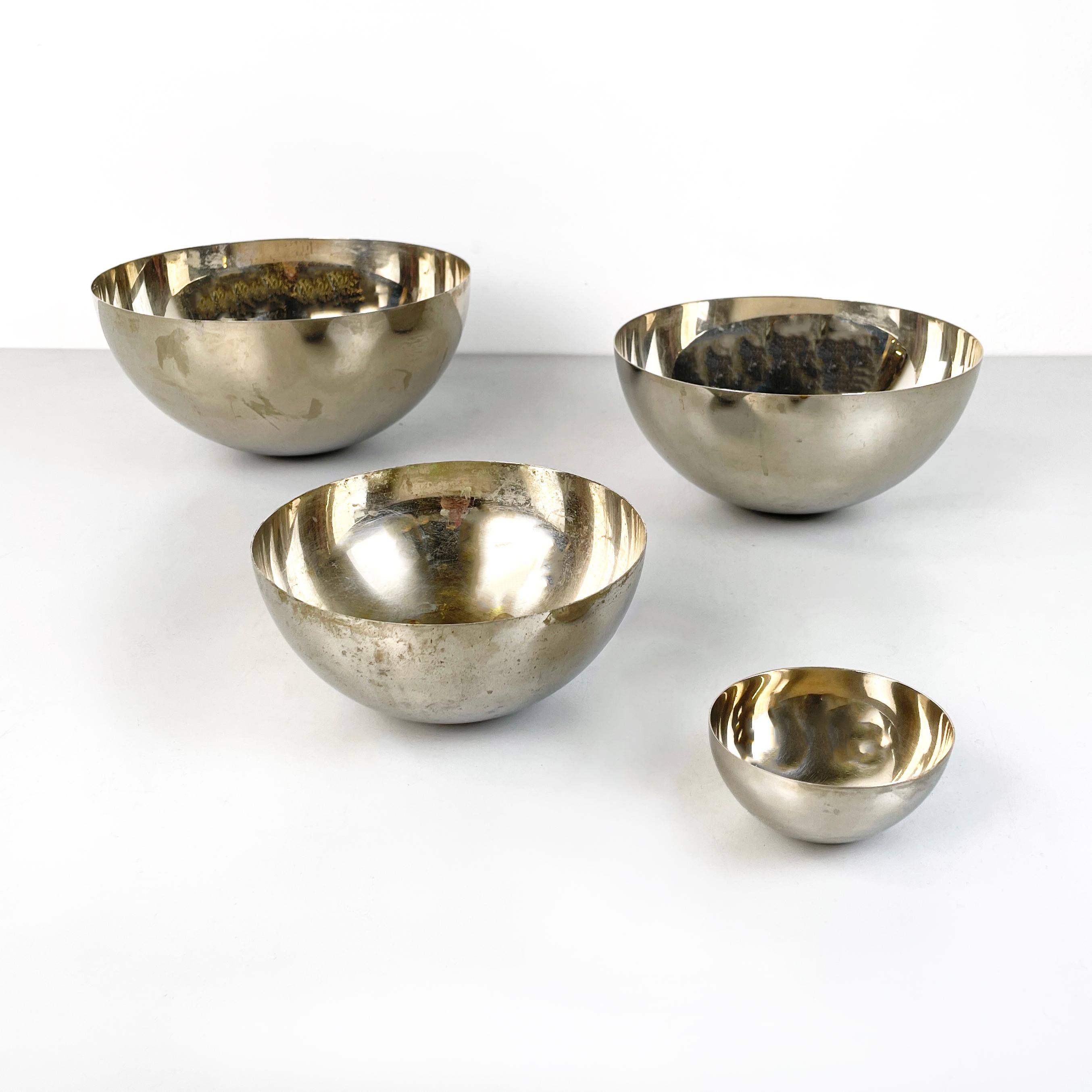 Italian mid-century modern metal hemisphere serving bowls by Danese, 1970s
Set of 4 metal hemisphere bowls with internal chrome finish and external satin finish. These cups, thanks to their different sizes, can be inserted inside each other. They