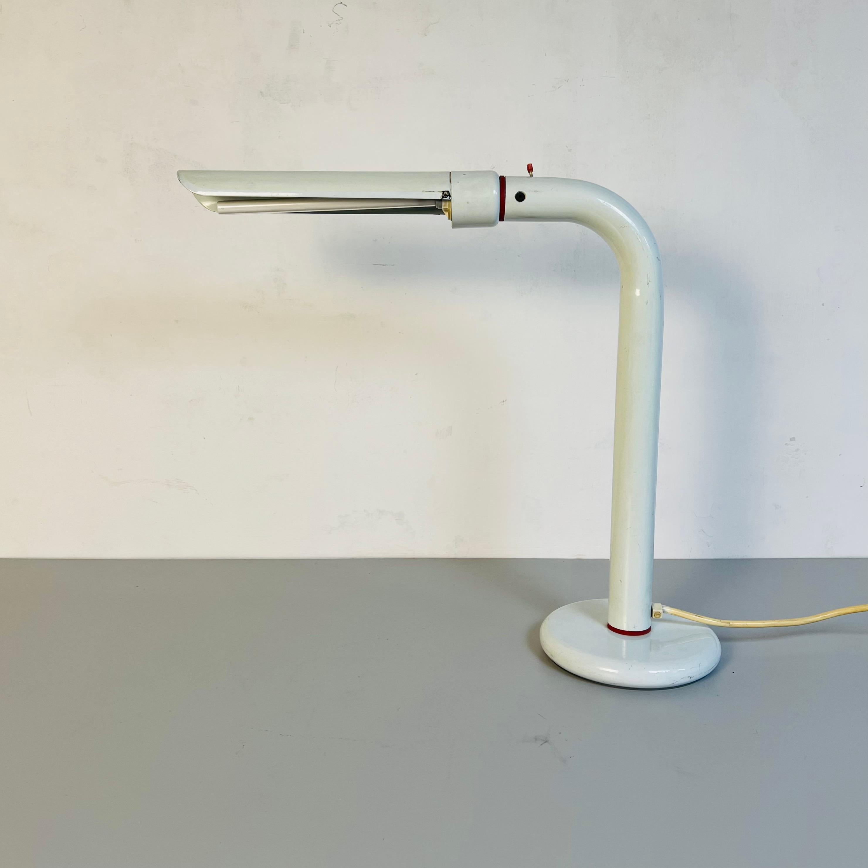 Italian Mid-Century Modern Metal Table Lamp in White and Red Details, 1970s In Good Condition For Sale In MIlano, IT
