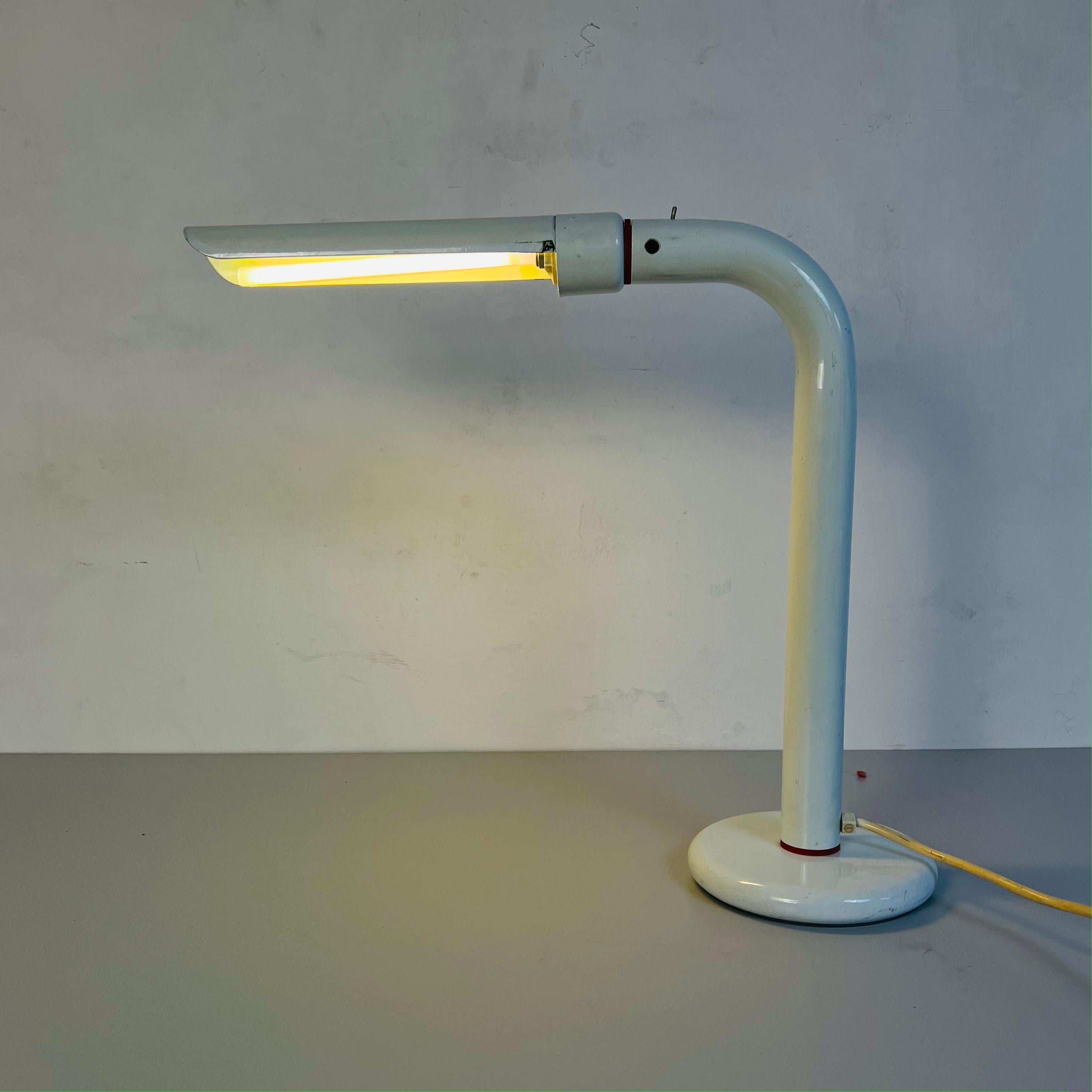 Lampada da tavolo italiana di metà secolo in metallo con dettagli bianchi e rossi, anni '70 in vendita 2