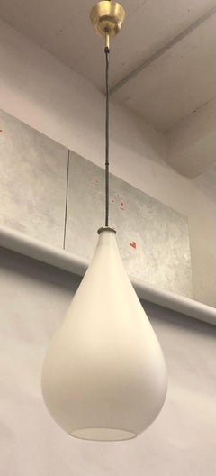 Italienische Milchglas-Pendelleuchte aus der Mitte des Jahrhunderts von Max Ingrand für Fontana Arte