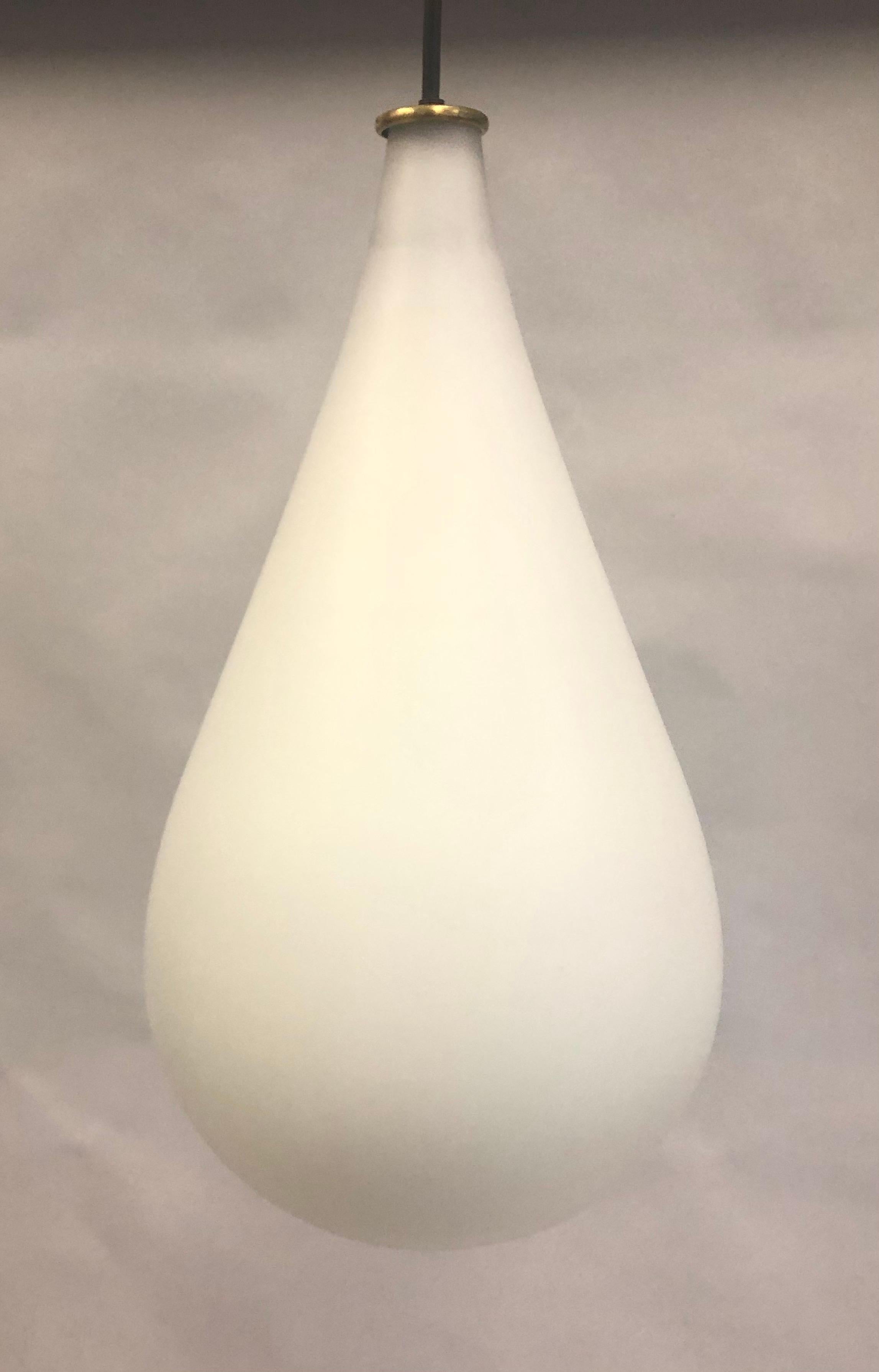 Italian Mid-Century Modern Milk Glass Pendant by Max Ingrand for Fontana Arte In Good Condition For Sale In New York, NY