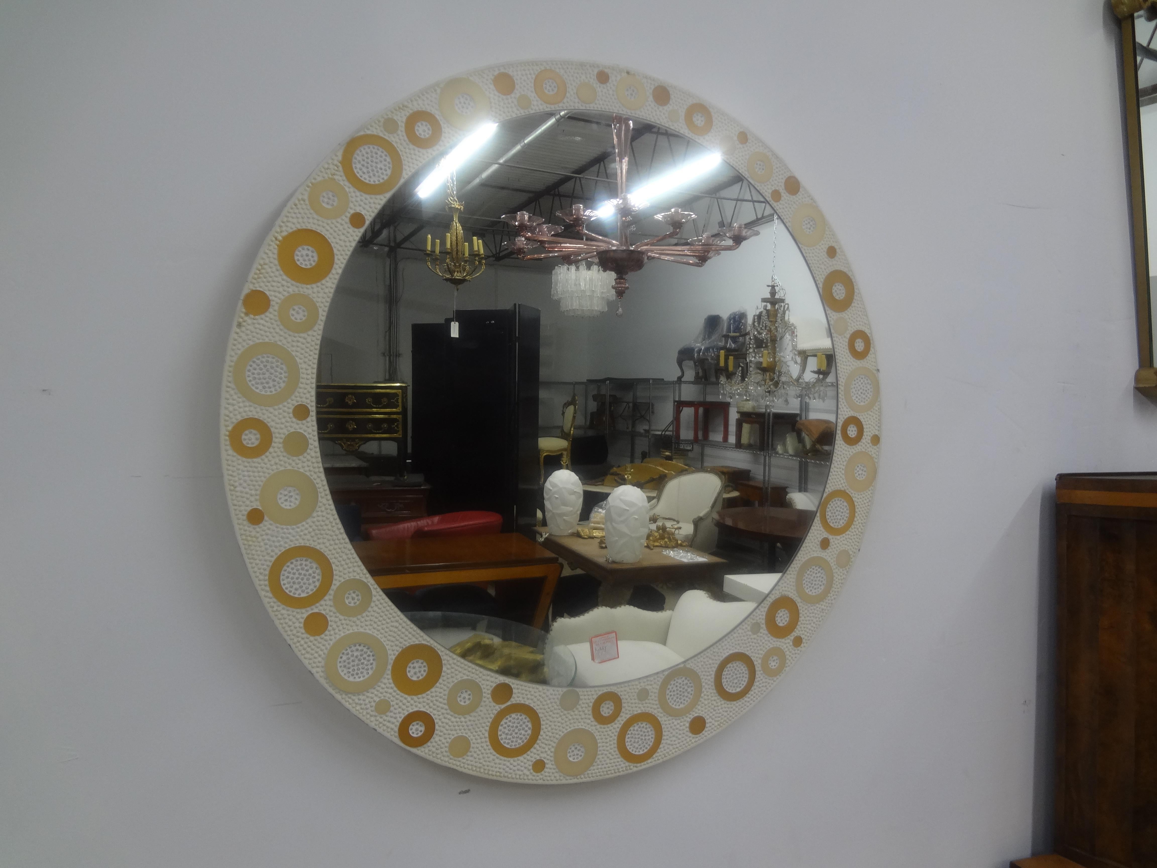 Italienischer Mid Century Modern-Spiegel.
Dieser ungewöhnlich große runde italienische Spiegel (39,5 Zoll)  hat einen cremefarbenen Hintergrund mit einem interessanten Muster aus abwechselnden Kreisen in neutralen Tönen.
Großartiges italienisches