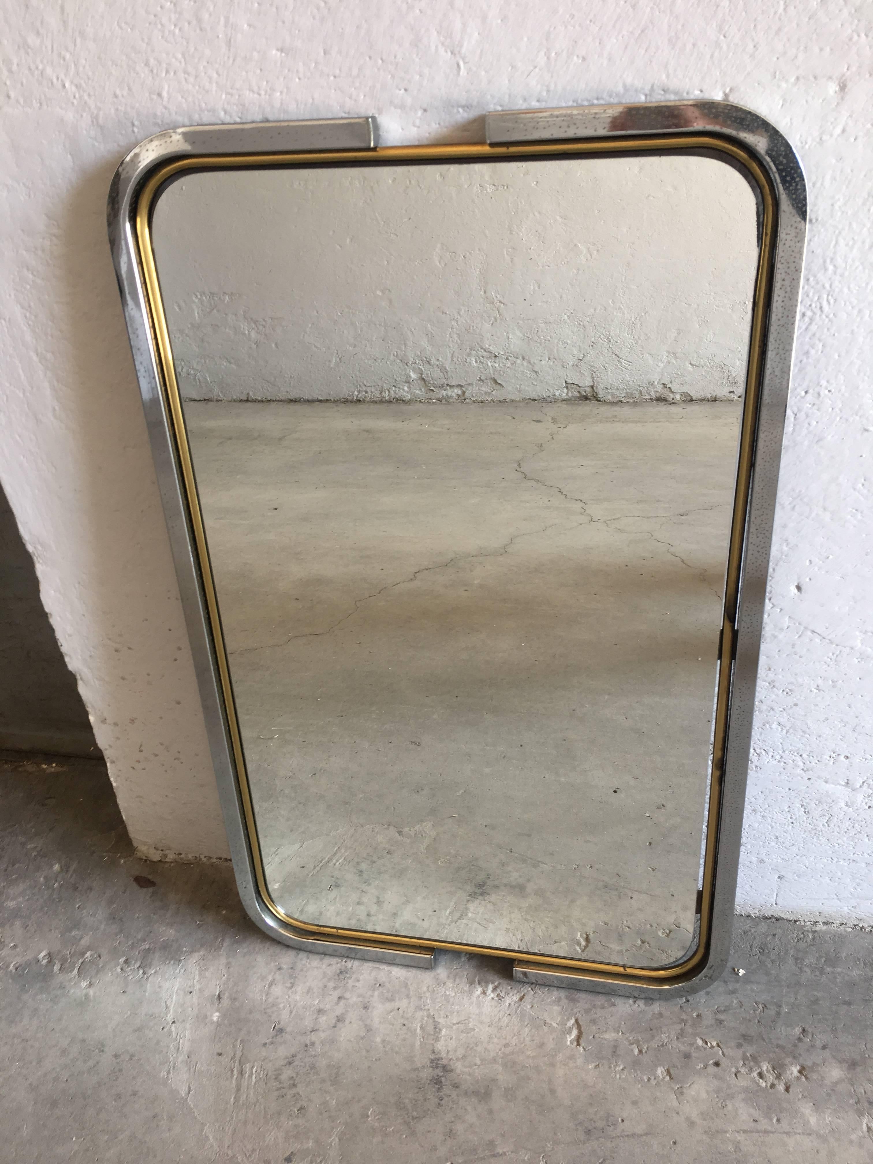 Italian Mid-Century Modern wall mirror with chrome and brass frame from 1970s
Measurements: cm.49 x 2 x H 80.