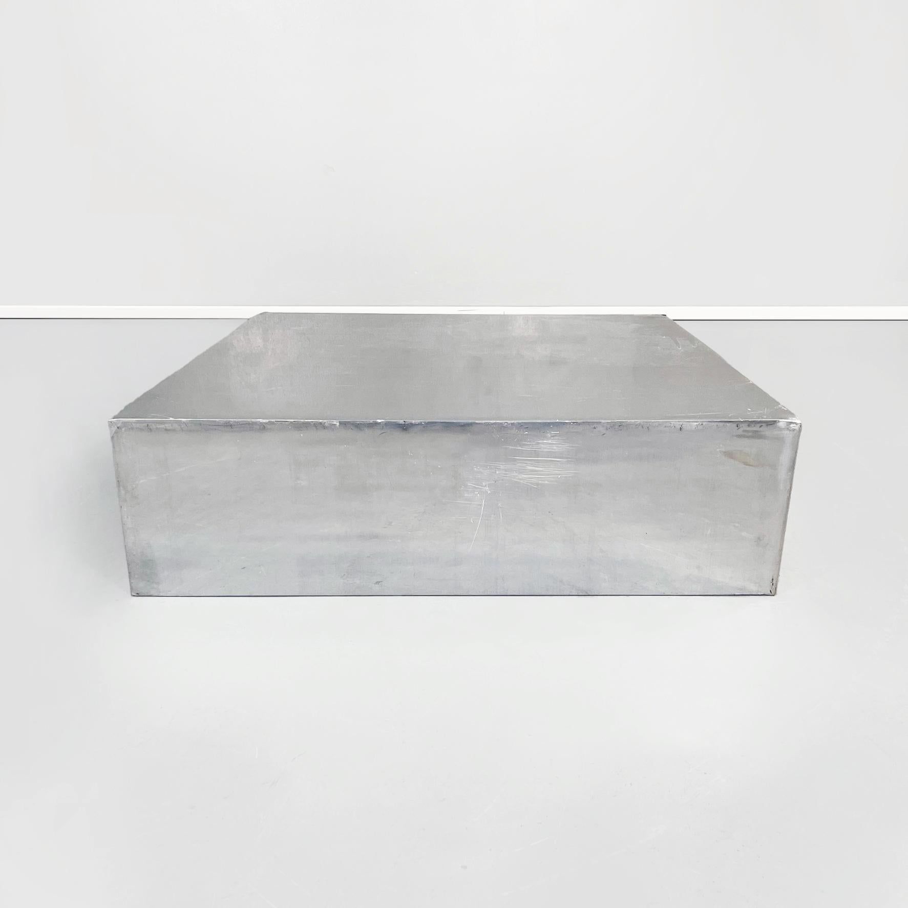 Italian Mid-Century Modern Mirrored aluminum coffee table by Arrmet, 1970s
Square coffee table in mirrored aluminum. Inside it has a cross structure.
Produced by Arrmet Arredamenti Metallici Udine in 1970s.
Vintage conditions, scratches and marks