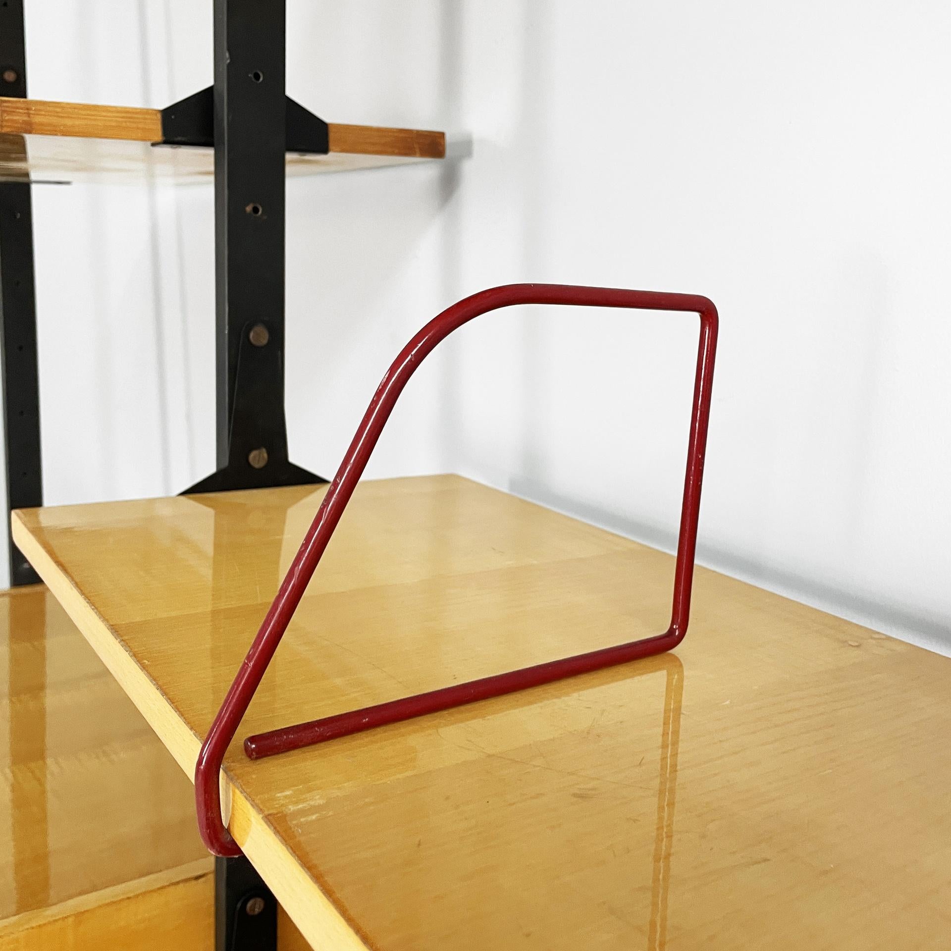 Italian mid-century modern modular bookcase in wood and black metal, 1960s in vendita 5