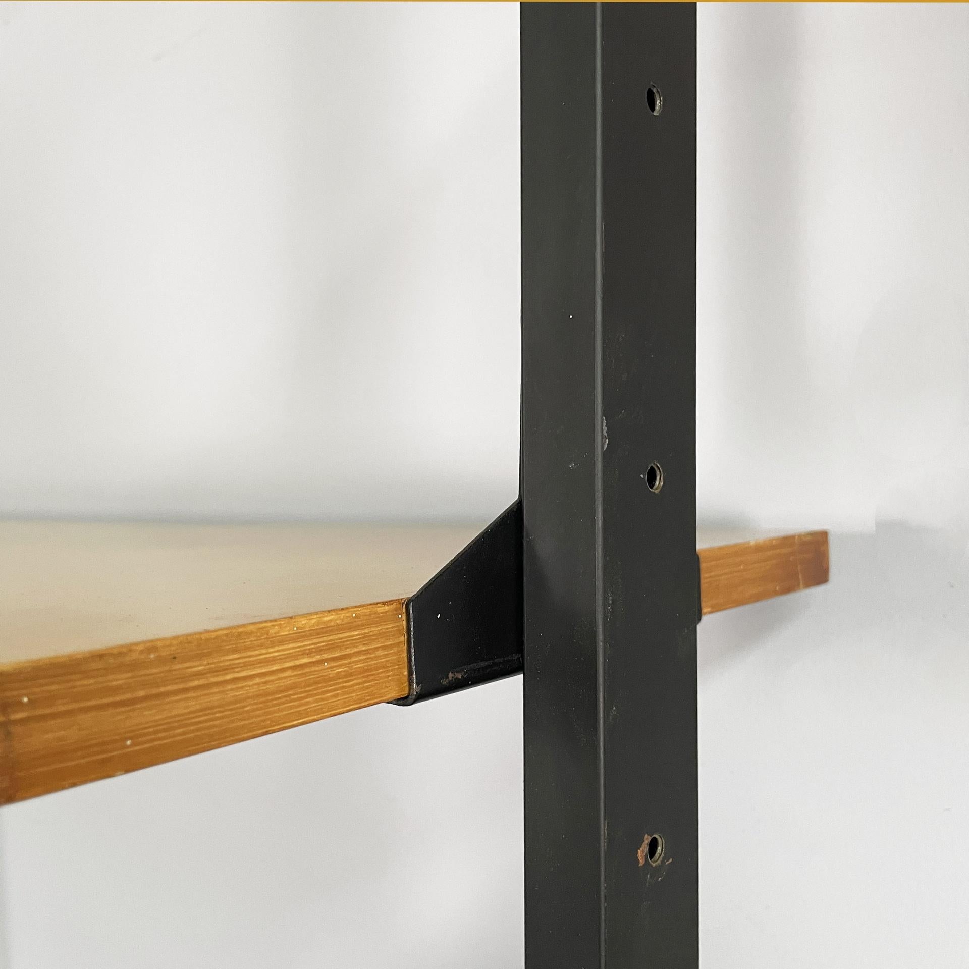 Italian mid-century modern modular bookcase in wood and black metal, 1960s in vendita 10