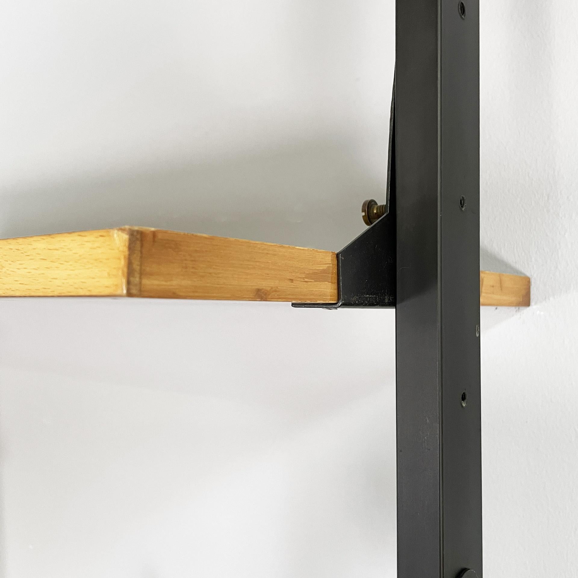 Italian mid-century modern modular bookcase in wood and black metal, 1960s in vendita 11