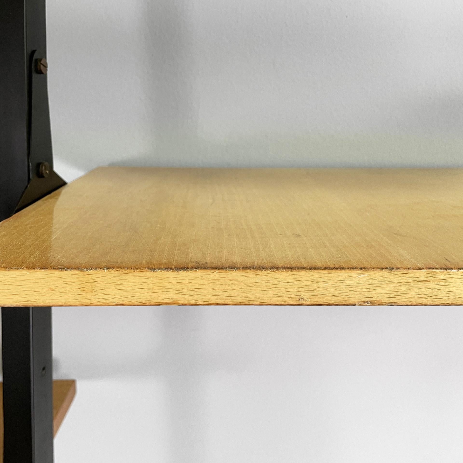 Italian mid-century modern modular bookcase in wood and black metal, 1960s in vendita 12