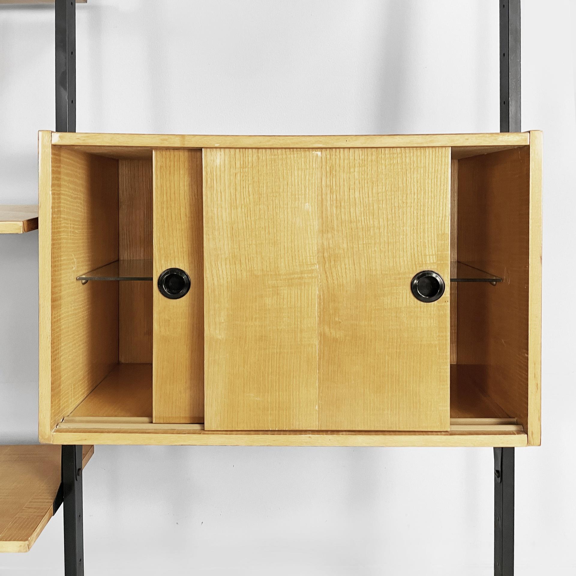 Italian mid-century modern modular bookcase in wood and black metal, 1960s In condizioni buone in vendita a MIlano, IT