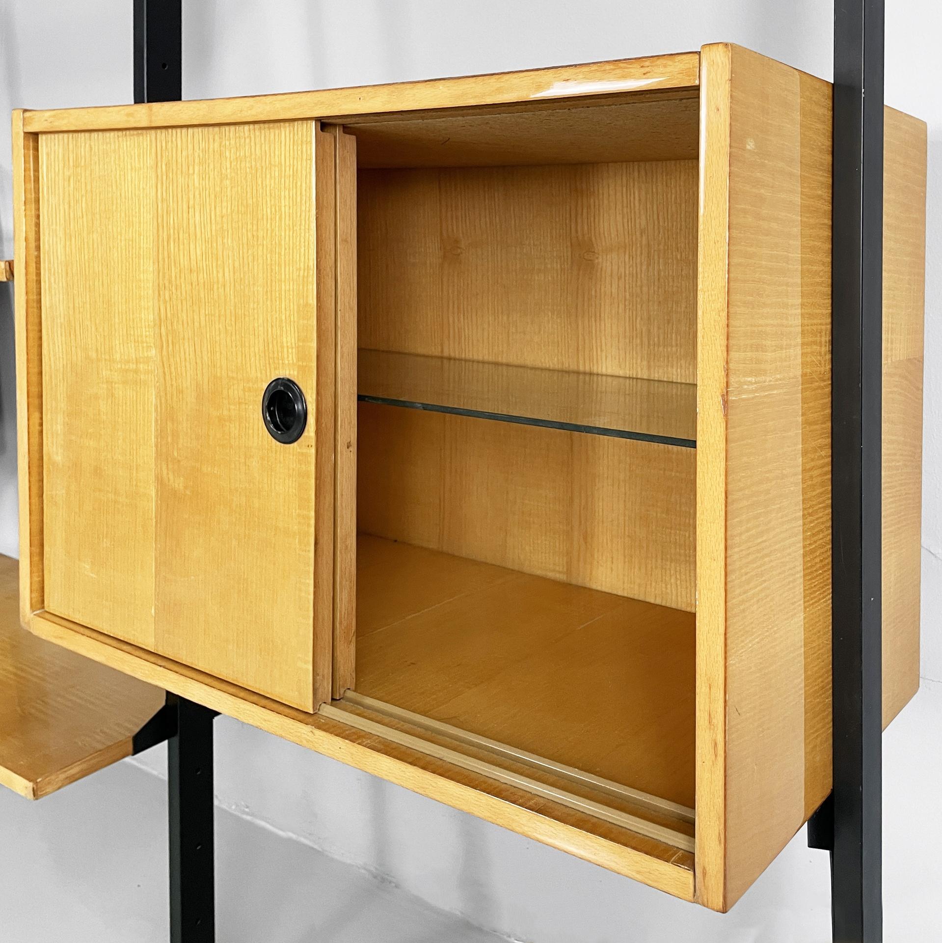 Mid-20th Century Italian mid-century modern modular bookcase in wood and black metal, 1960s in vendita