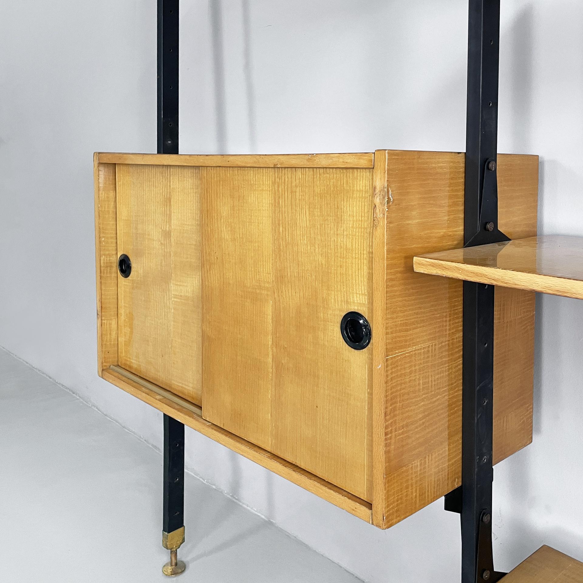 Metallo Italian mid-century modern modular bookcase in wood and black metal, 1960s in vendita