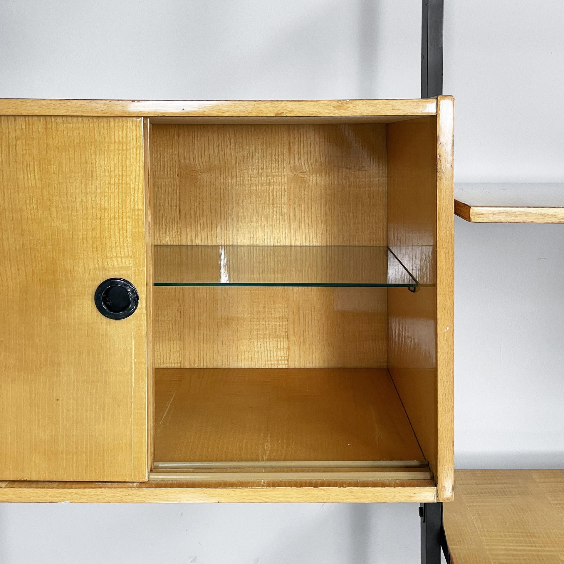 Italian mid-century modern modular bookcase in wood and black metal, 1960s in vendita 1