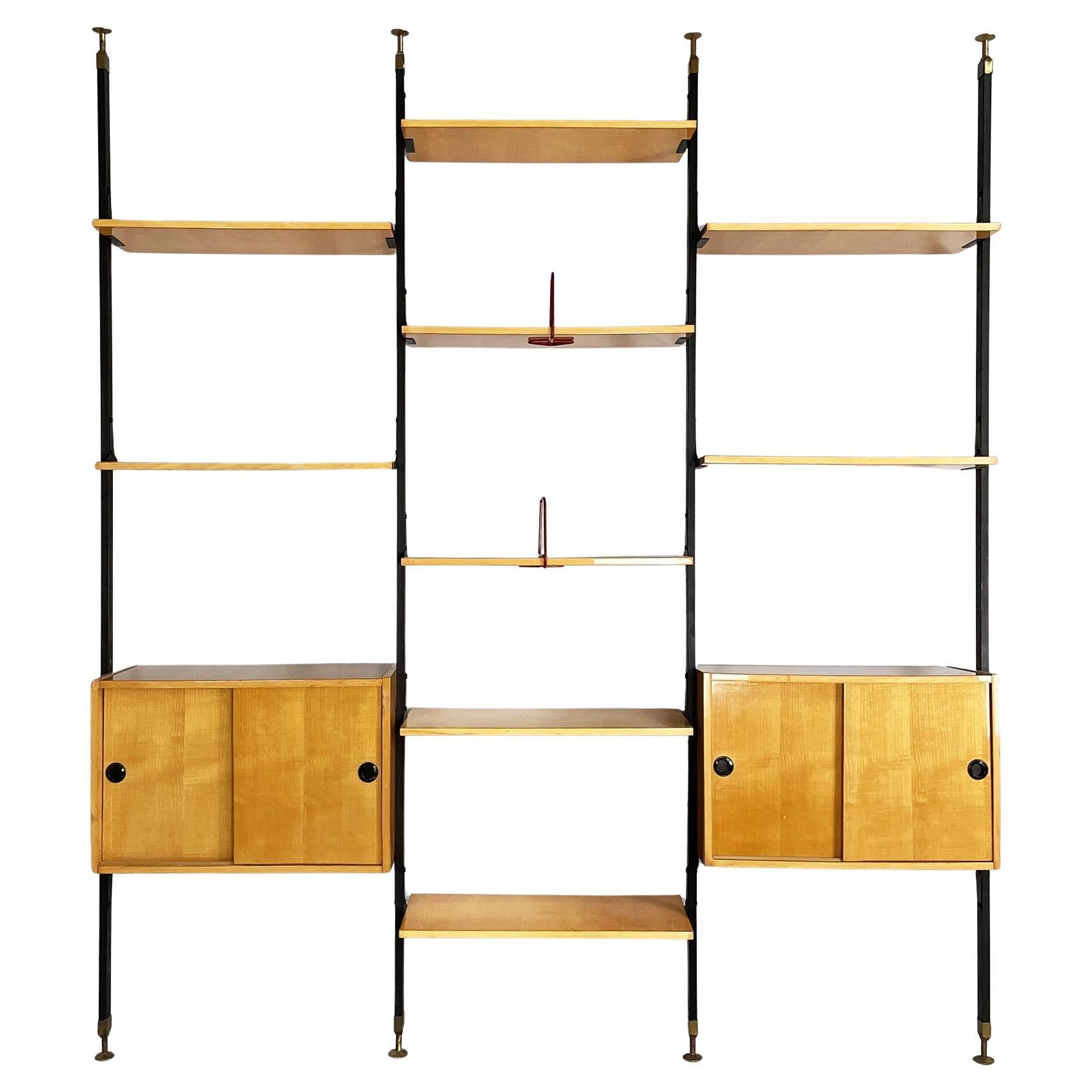 Italian mid-century modern modular bookcase in wood and black metal, 1960s in vendita