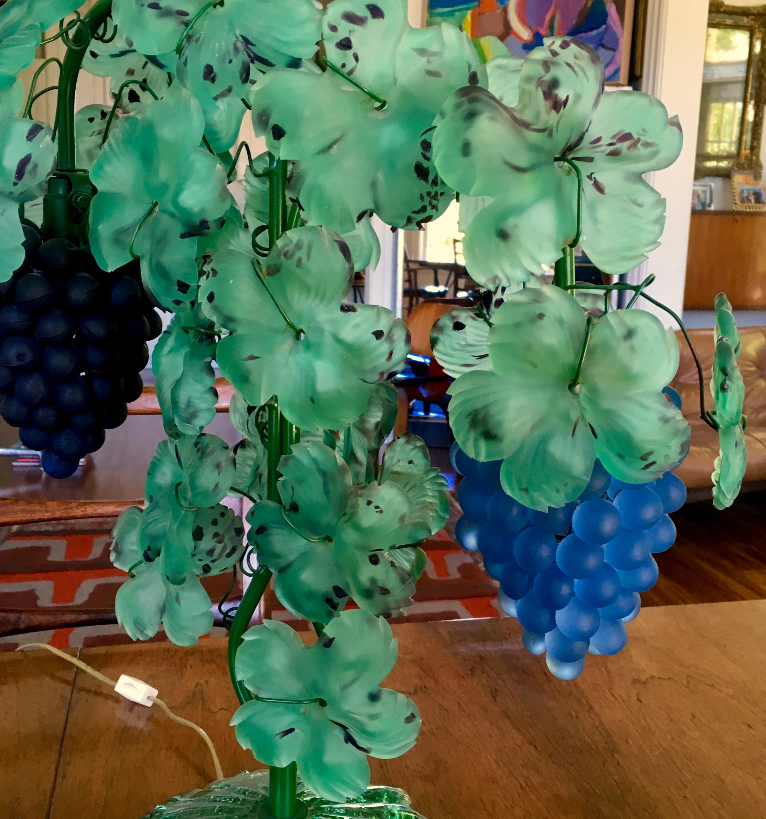 Italian Mid-Century Modern Murano Art Glass Grape and Leaf Table Lamp In Good Condition In Haddonfield, NJ