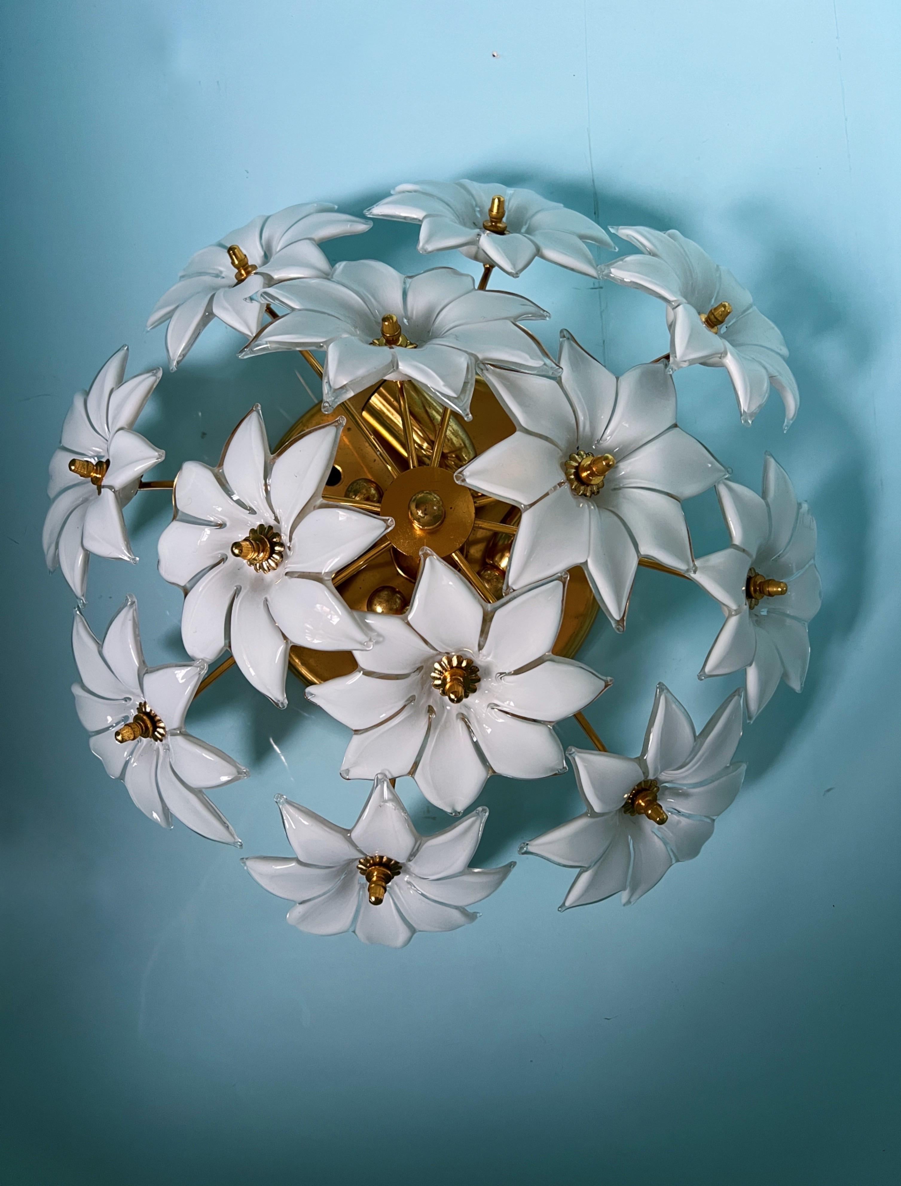 Hübsche Deckenleuchte aus Murano-Glas mit Blumen, entworfen von Franco Luce, 1970er Jahre. Jede Blume ist einzigartig in ihrer Form, da sie mundgeblasen wird. Die Gläser sind ohne Splitter, der Metallsockel weist etwas Patina auf. 4 E14-Fassungen.