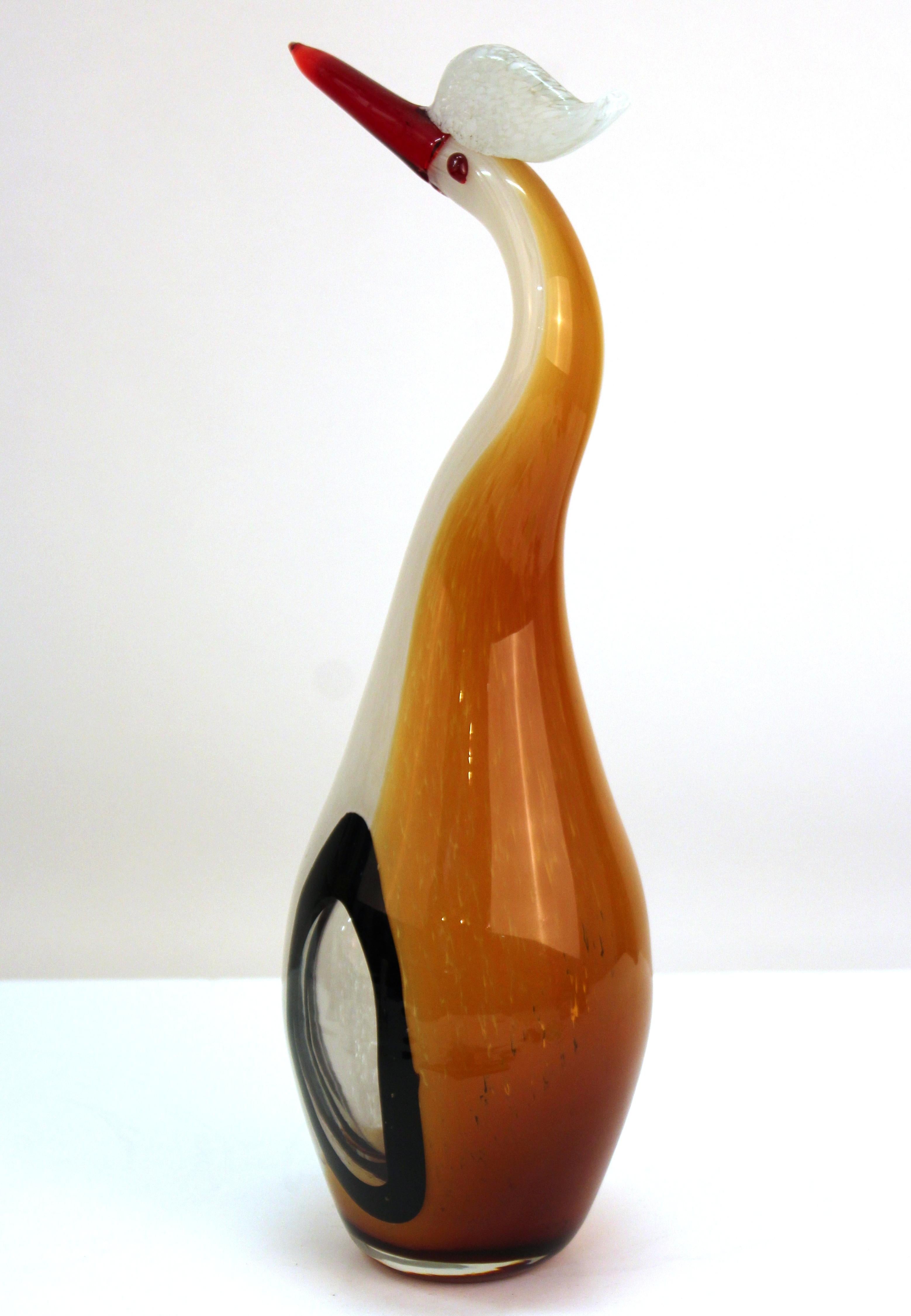Italian Mid-Century Modern hand blown Murano glass bird sculpture. The piece was likely made during the 1960s in Italy and is in great vintage condition, with very minor wear to the bottom of the base.