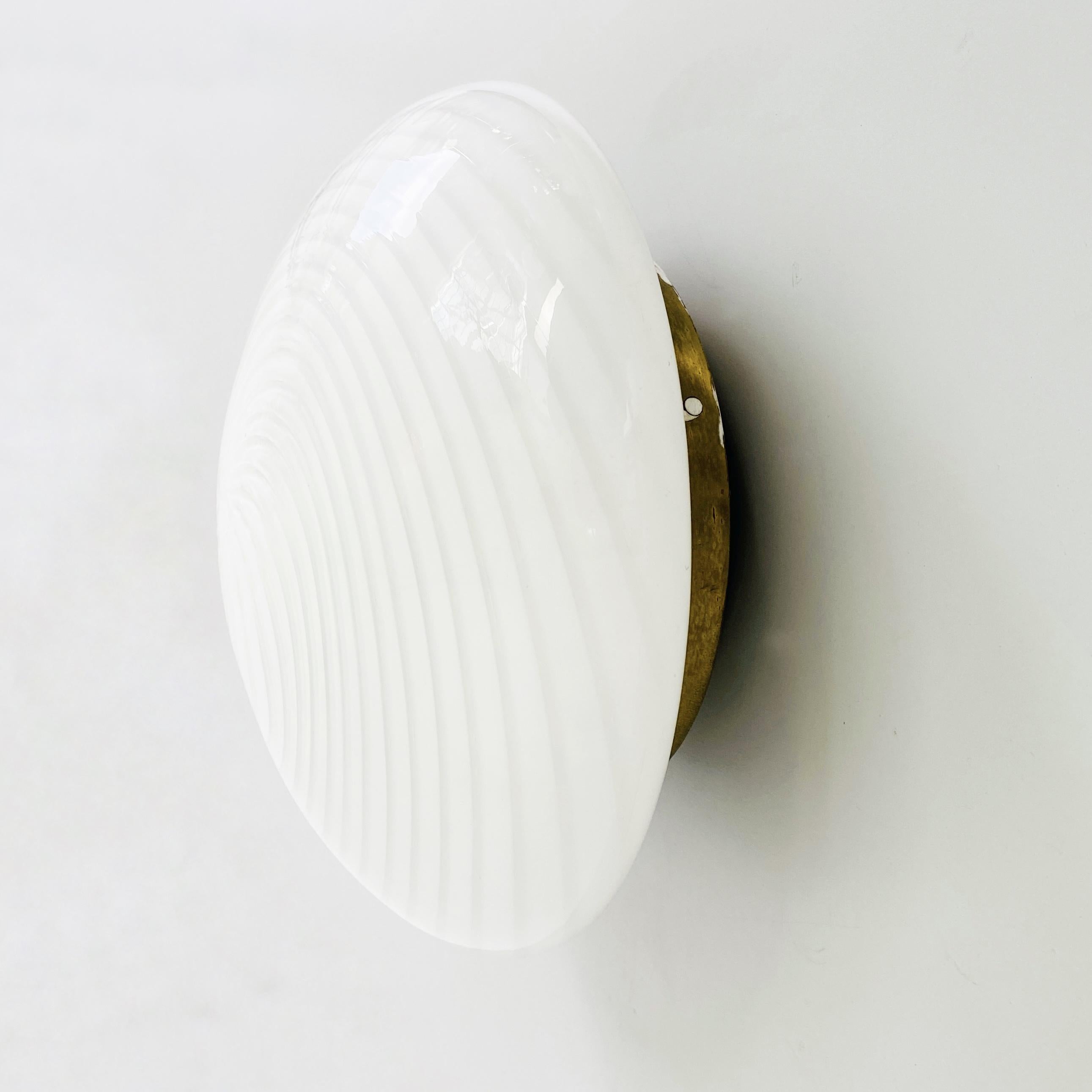 Lámpara de techo de cristal de Murano, años 60
Lámpara de techo de cristal de Murano blanco con motivos en espiral y estructura de latón.

Buenas condiciones

Medidas en cm 33x18h.