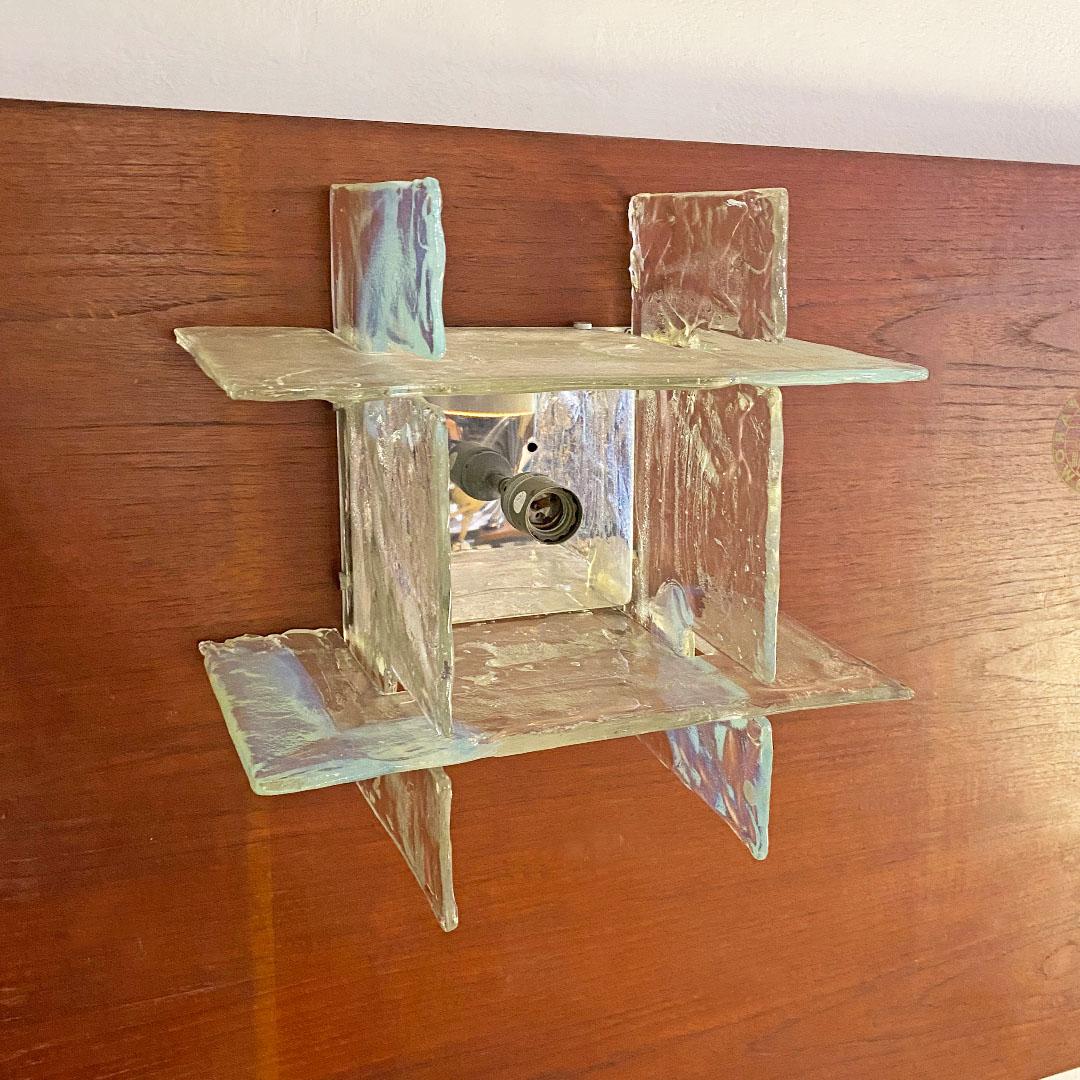 Italian Mid-Century Modern murano glass sconce by Carlo Nason for Mazzega, 1970s
Wall lamp with square central part in polished steel that supports both the lamp holder and four murano glass plates, interlocked.
Project by Carlo Nason for Mazzega,