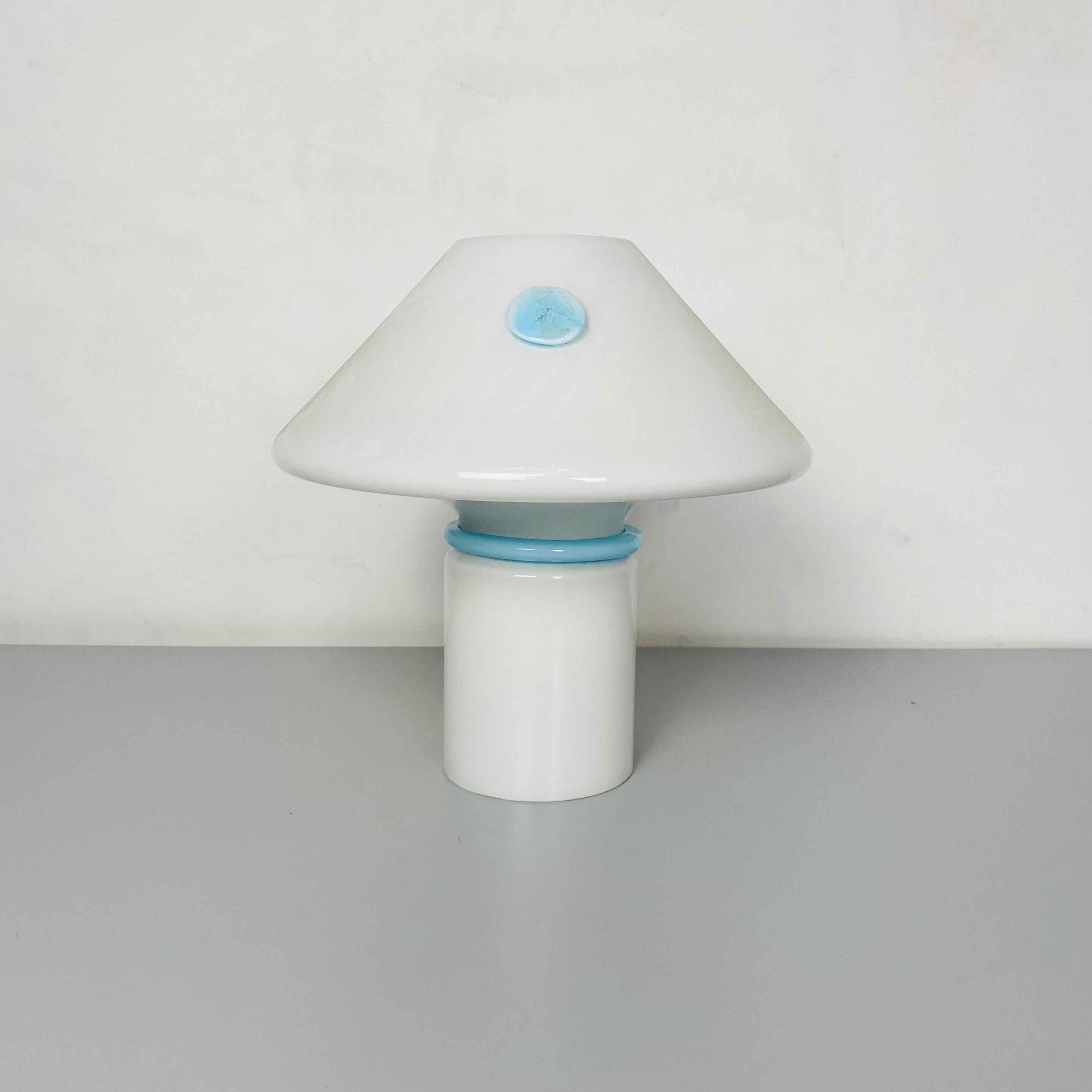 Tavolo italiano Mid-Century Modern in vetro di Murano con decorazioni, anni '70
Lampada da tavolo in vetro di Murano lucido con decorazioni in vetro blu in rilievo.

Condizioni eccellenti

Misure: 36x 38 x38H.