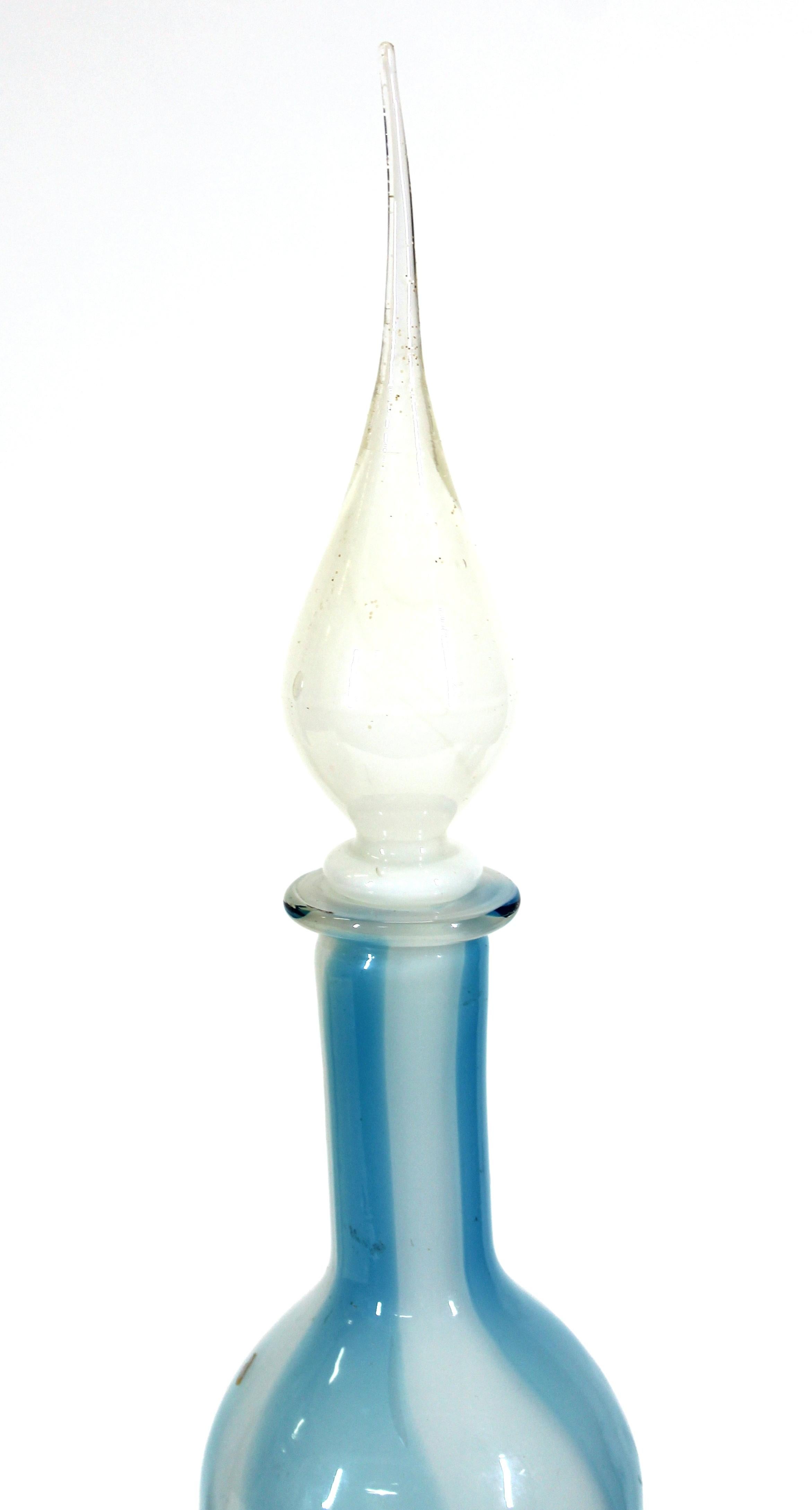 Italian Murano glass Mid-Century Modern opalescent gurgle decanter, hand blown in white and turquoise swirl, with original stopper. In very good vintage condition with small manufacturing flaw on side of decanter.