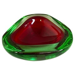 Italian mid-century modern Murano red and green rounded glass ashtray, 1970s