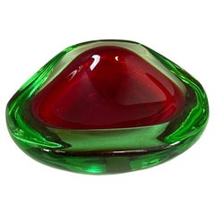 Cendrier en verre arrondi rouge et vert de Murano, italien et moderne du milieu du siècle dernier, années 1970