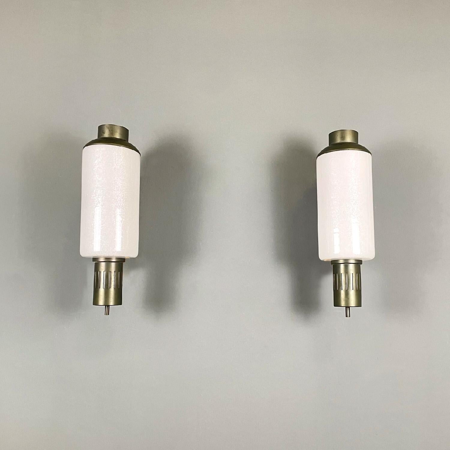 Italian mid-century modern Murano white glass and brass Reggiani appliques 1960s
Pair of wall lights with a round base. The structure is in brass and is composed of a curved arm to which the white Murano glass diffuser is connected. The diffuser is