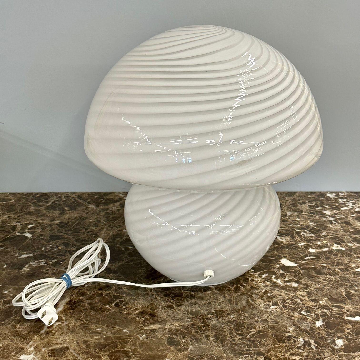 Italian Mid-Century Modern Mushroom Lamp, White Murano Glass, Swirl Blown Glass For Sale 3