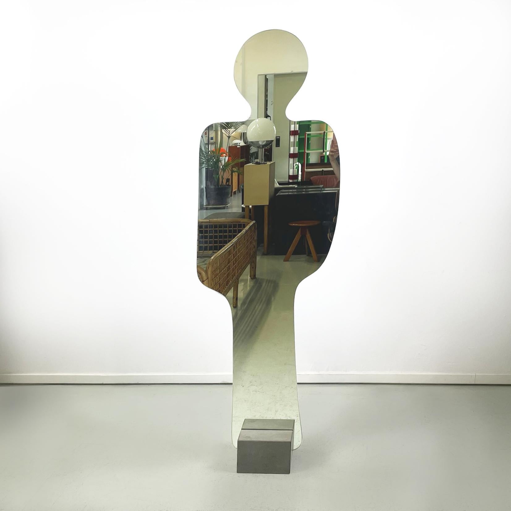 Miroir Narciso de Pierre Cardin pour Acerbis, 1970.
Miroir au sol iconique et vintage, autoportant et tout en longueur, mod. Narciso en forme d'homme. Le dos du miroir est en métal peint en noir. Le miroir s'insère dans la base carrée en pierre de