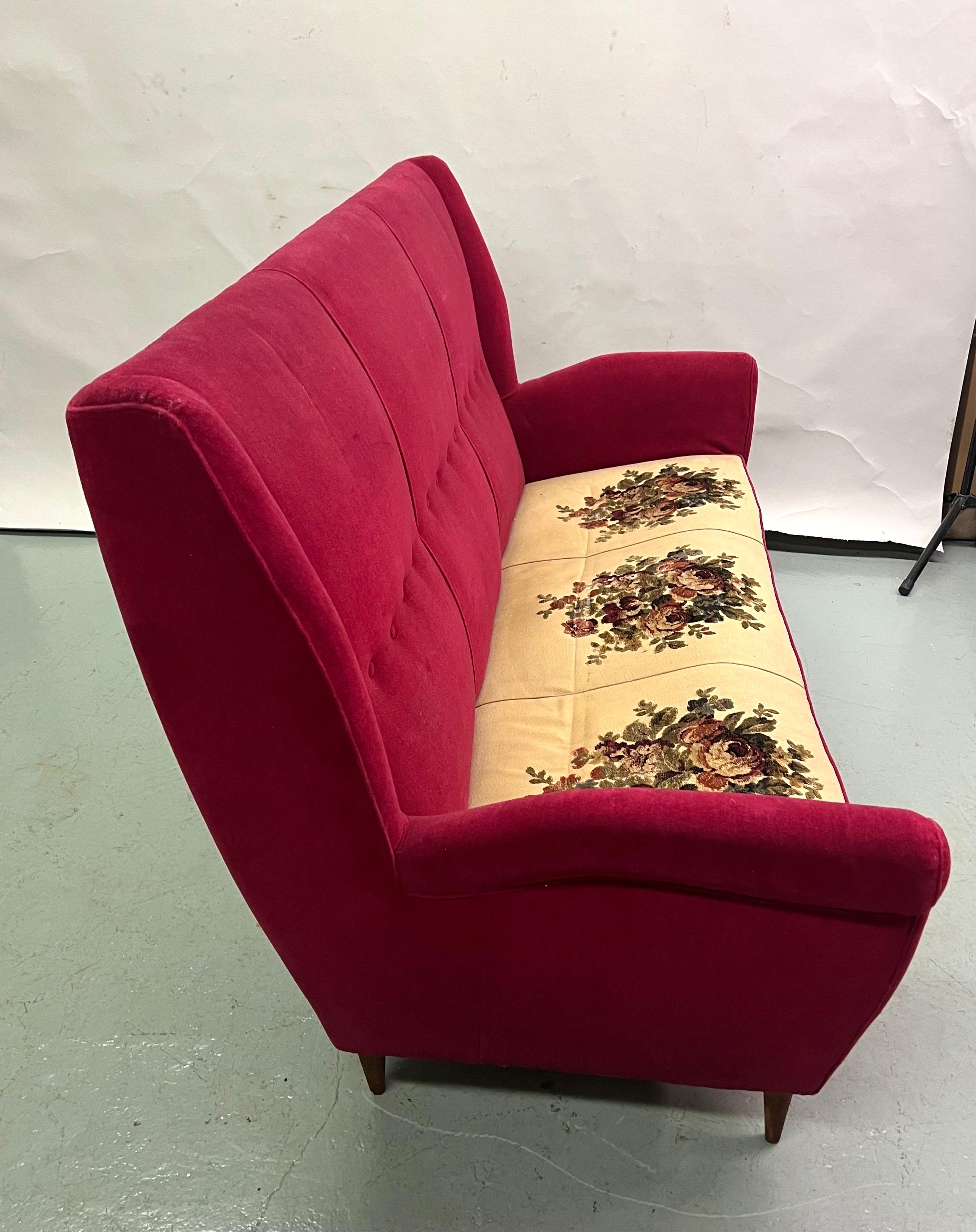 Italian Mid-Century Modern Neoclassical Sofa by Gio Ponti for ISA Bergamo In Good Condition For Sale In New York, NY