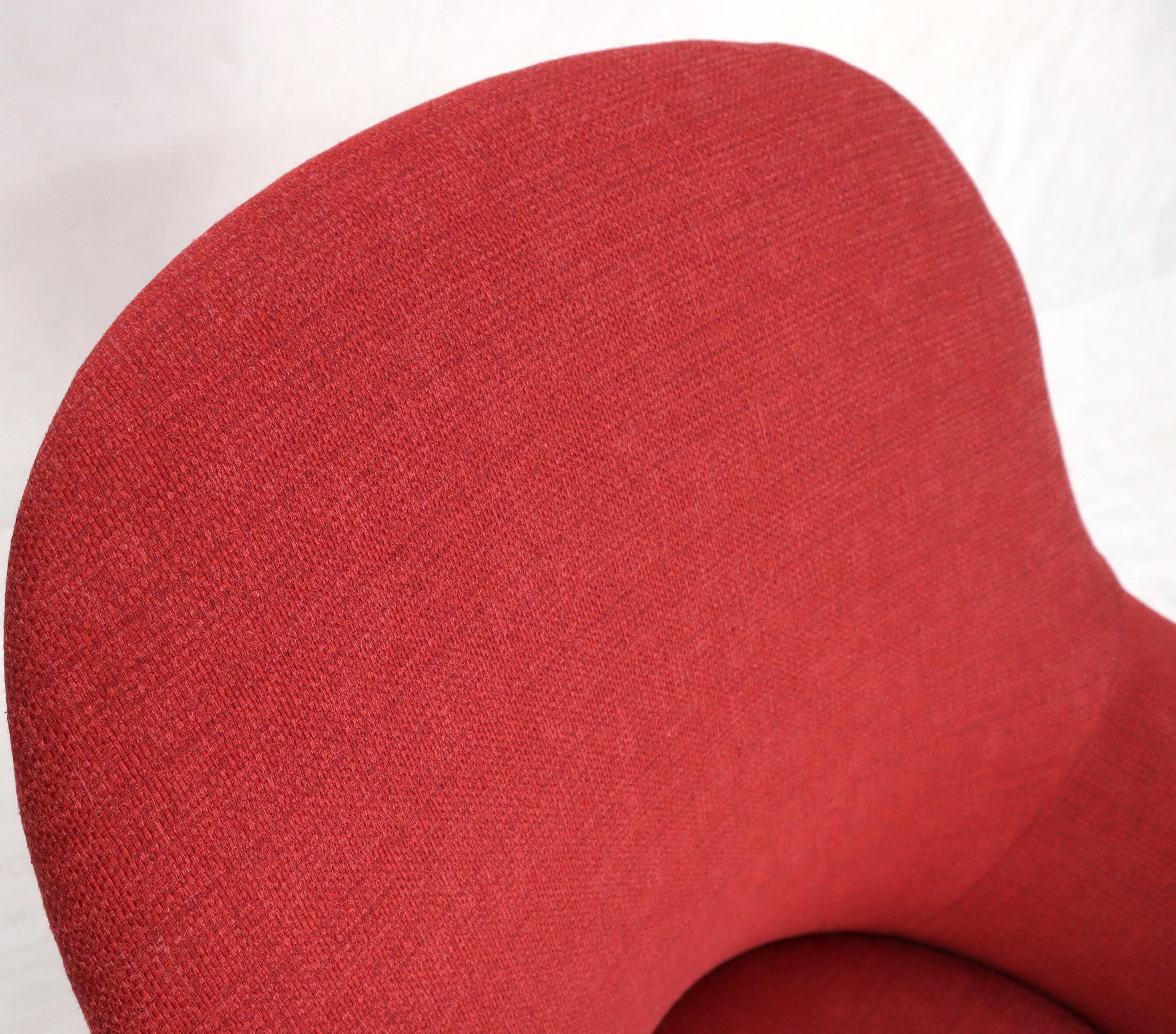 Fauteuil de salon italien moderne du milieu du siècle dernier en tissu rouge sur pieds en laiton massif en vente 5