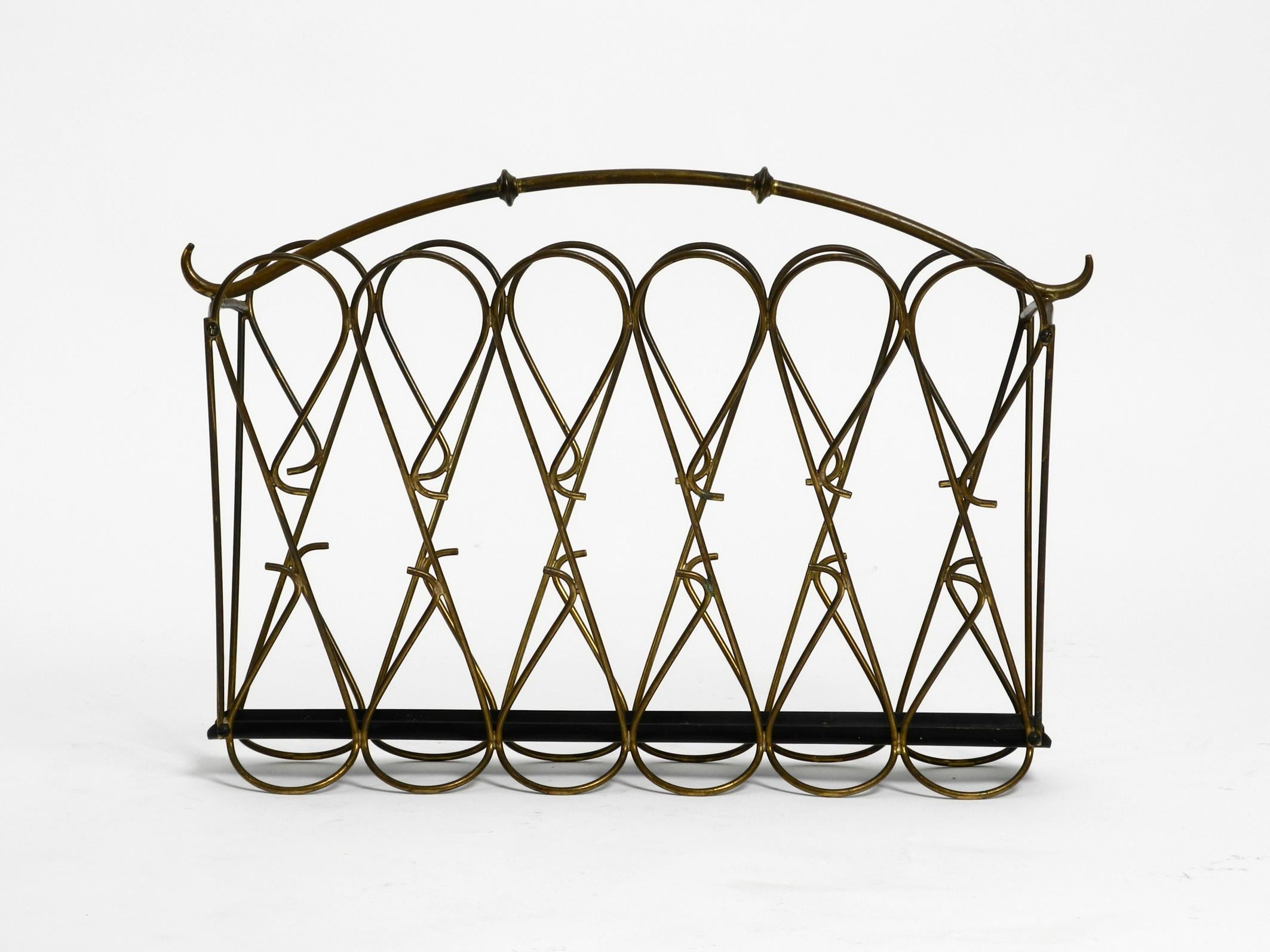 Italian Mid-Century Modern Newspaper and Magazine Rack Made of Brass In Good Condition For Sale In München, DE