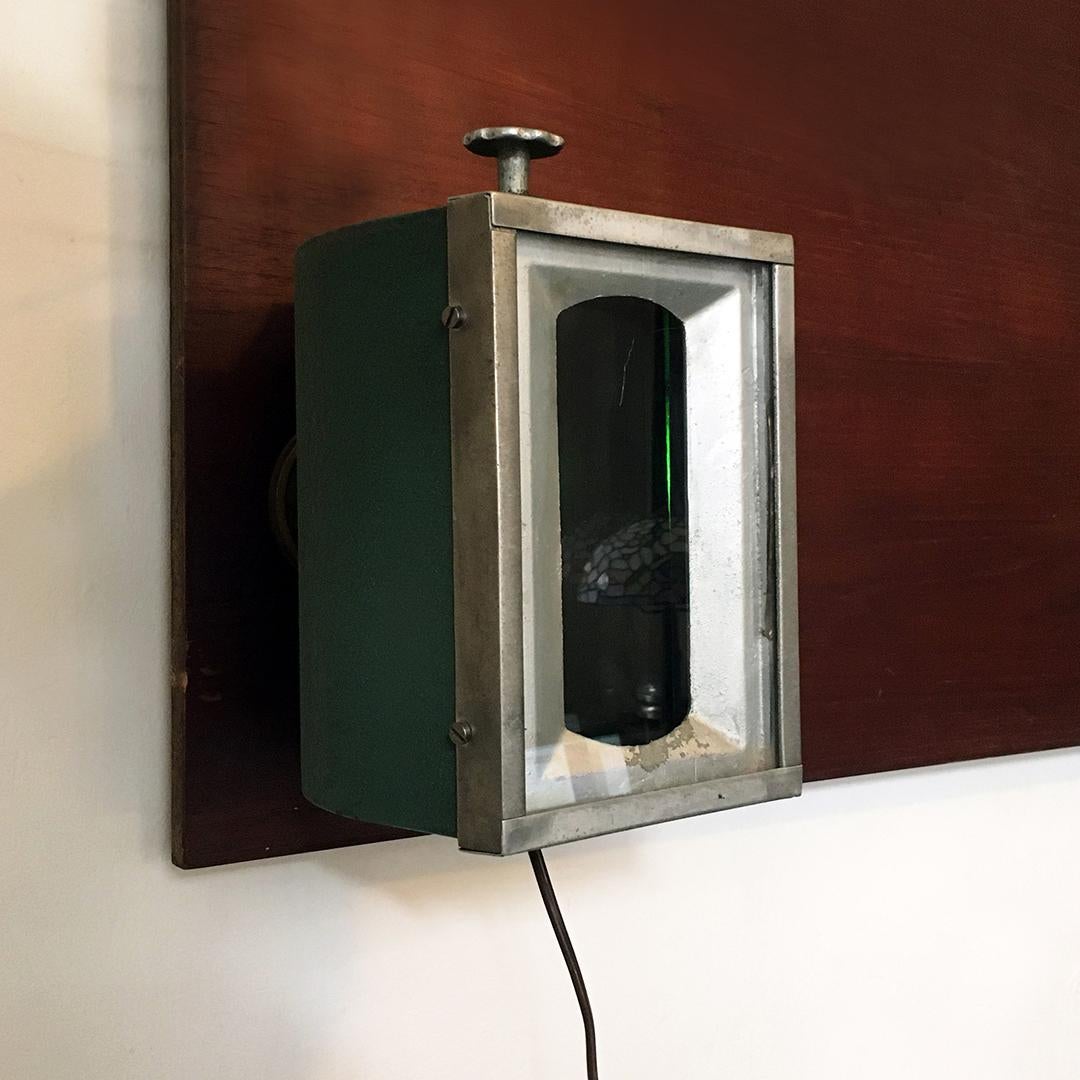 Lampe de chambre noire pour photographe en nickel, 1950s
Lumière pour photographe de chambre noire avec structure vert militaire et détails en aluminium nickelé.

Bonnes conditions.

Mesure 20 x 27 x 32 H cm.