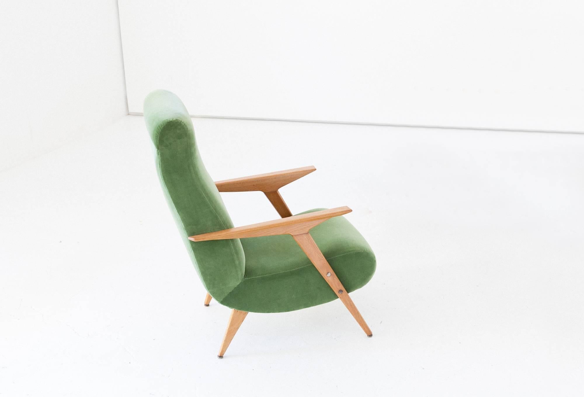 Easy chair with armrests, manufactured in Italy in 1950s
Completely restored: Oak wood frame (sanded and refinished) and new green cotton velvet upholstery (also the padding is new)
Also be used as a lounge chair
Its design recalls the hand of