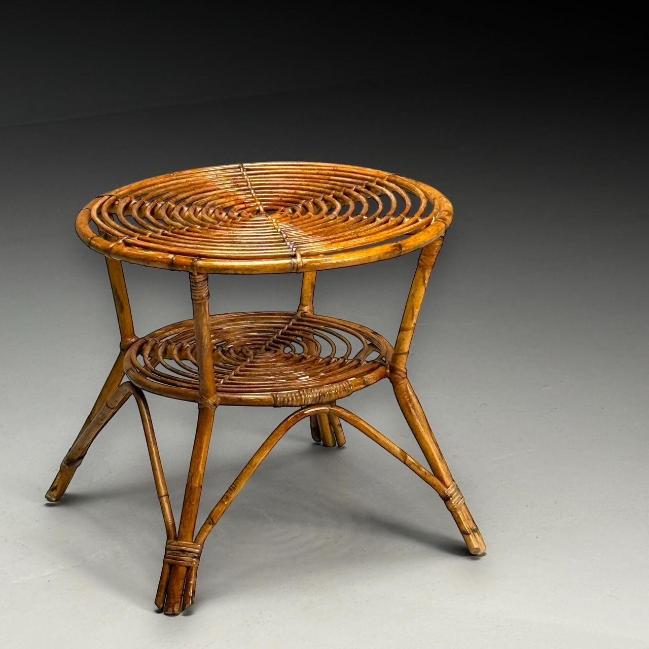 Tavolino o tavolino da salotto italiano del Mid-Century Modern, Rattan, Bambù, Italia, anni '60

Tavolino alto in rattan e bambù, probabilmente progettato e prodotto da Bonacina nella seconda metà del XX secolo. Questo periodo è stato caratterizzato