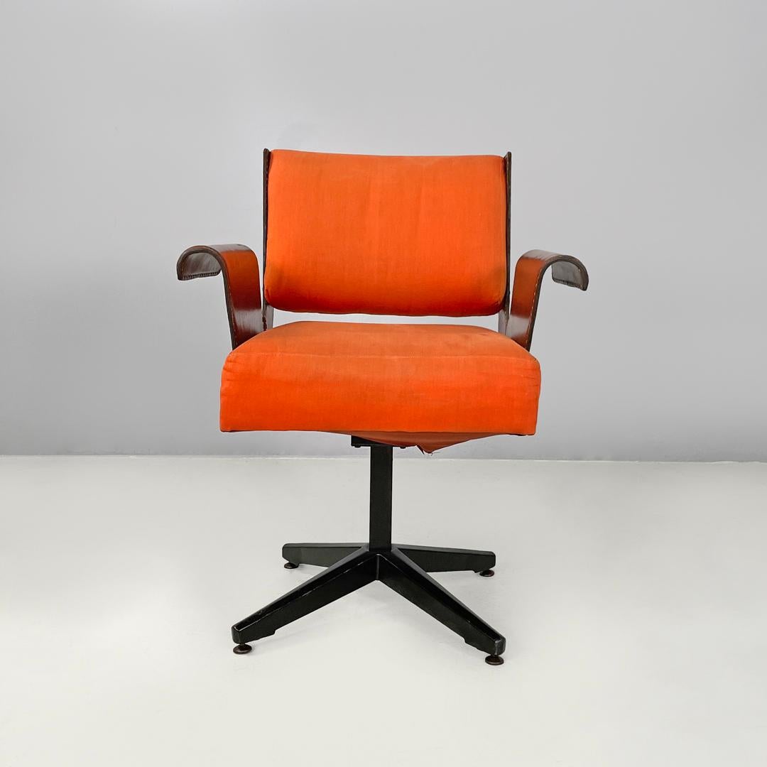 Italian mid-century modern office chair Gustavo Pulitzer-Finali for Arflex 1960s
Swivel office chair with padded seat and backrest covered in orange fabric. The profiles of the chair are composed of two side panels covered in brown leather with