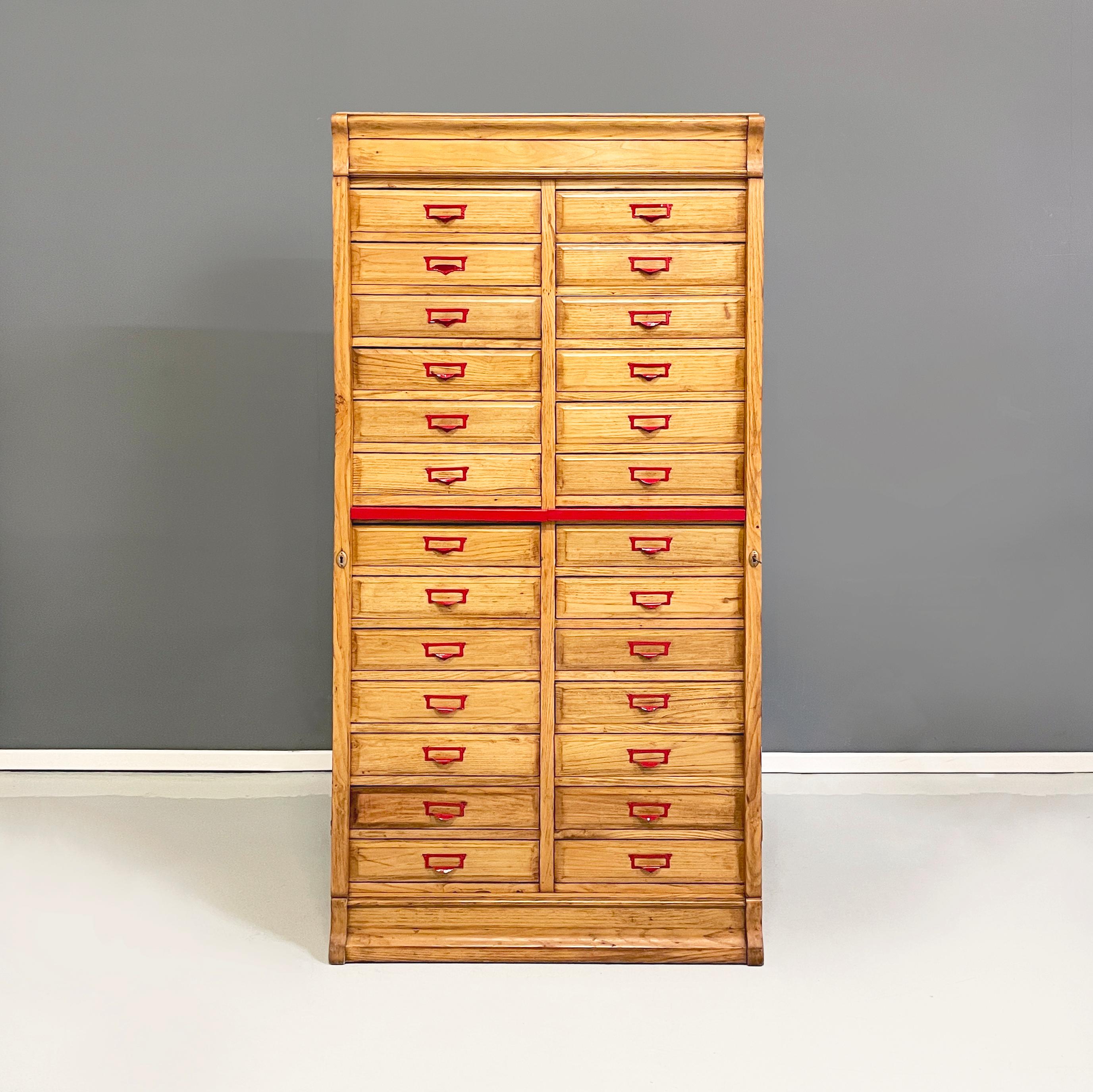 Italienischer Aktenschrank aus der Mitte des Jahrhunderts aus Holz und rotem Metall, 1940er Jahre
Büro-Aktenschrank aus Massivholz mit rot lackiertem Metallstreifen in der Mitte. Auf der Vorderseite hat er 26 rechteckige Schubladen, die auf zwei
