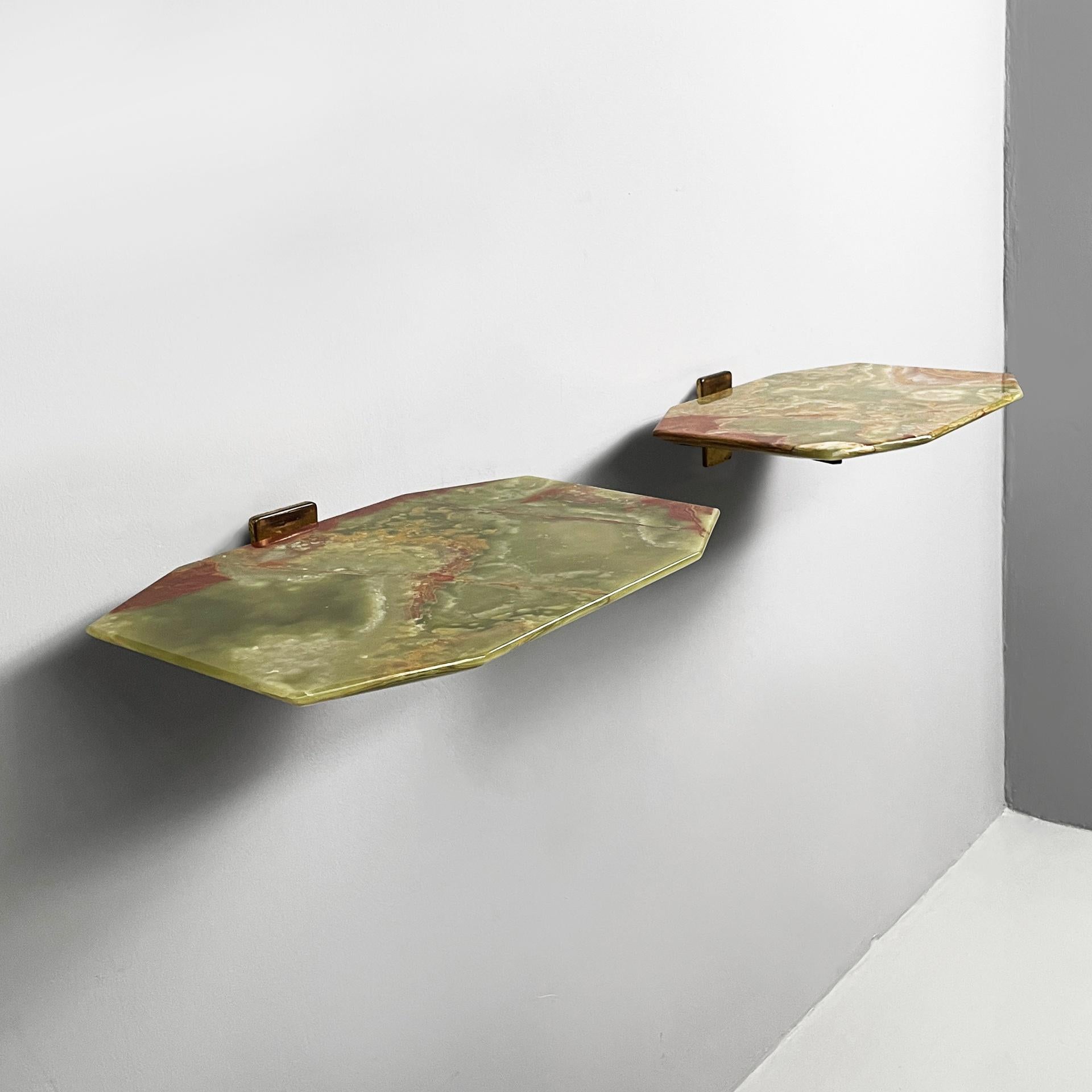 Tables de chevet italiennes mid-century modern en onyx et laiton par Azucena, années 1960.
Paire de tables de chevet murales avec plateau façonné en onyx vert. La structure en laiton sur laquelle repose le plateau est composée de deux bras et d'une