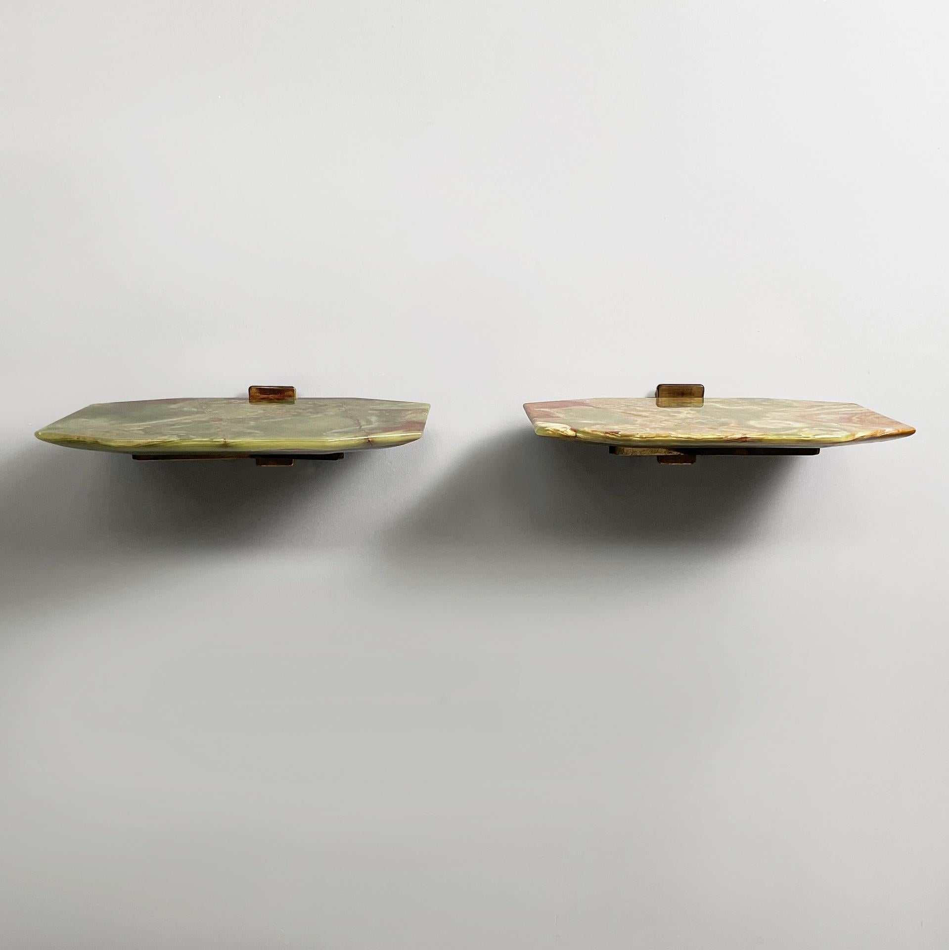 Mid-Century Modern Tables de chevet italiennes mid-century modern en onyx et laiton par Azucena, années 1960. en vente